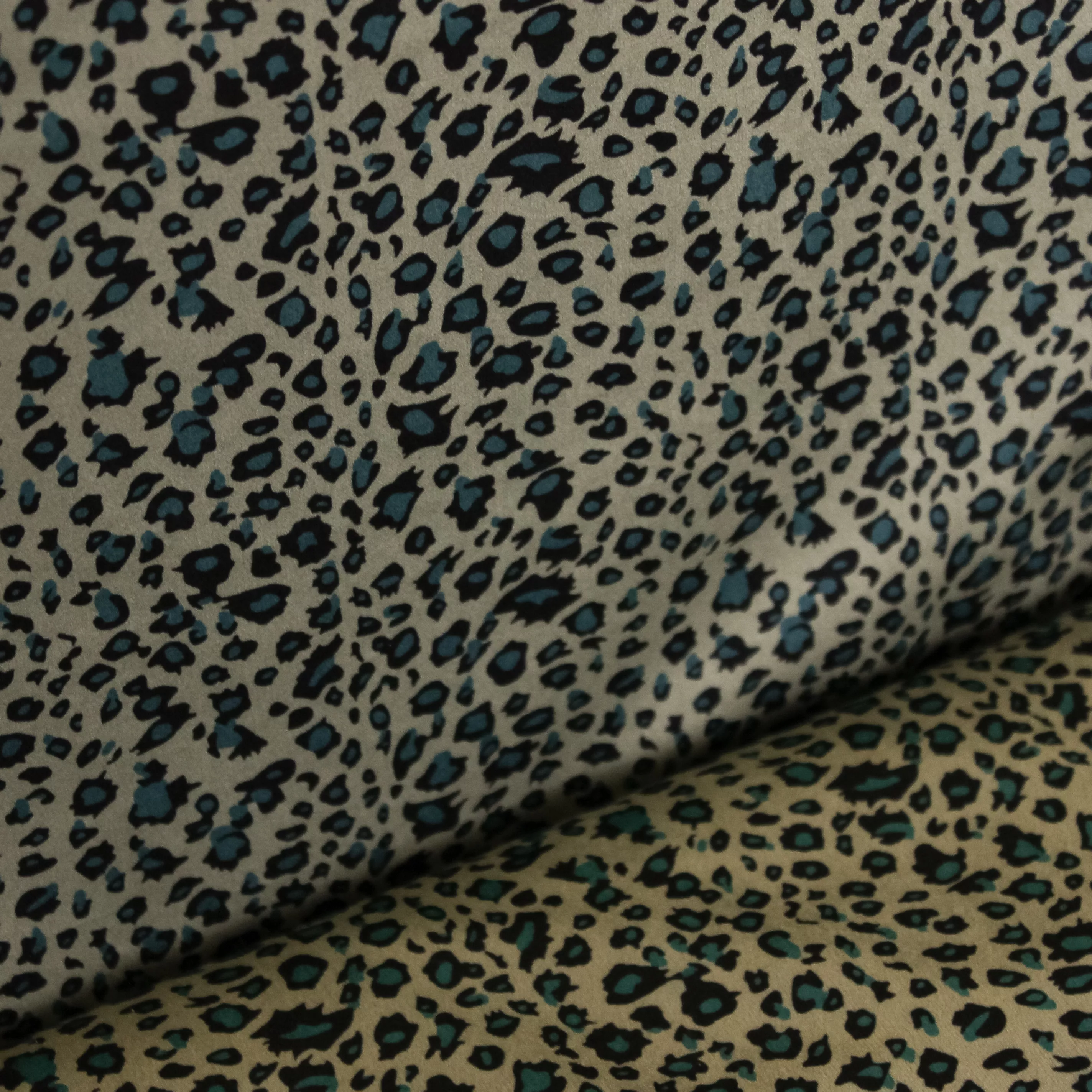 Beige daim met blauw luipaard patroon