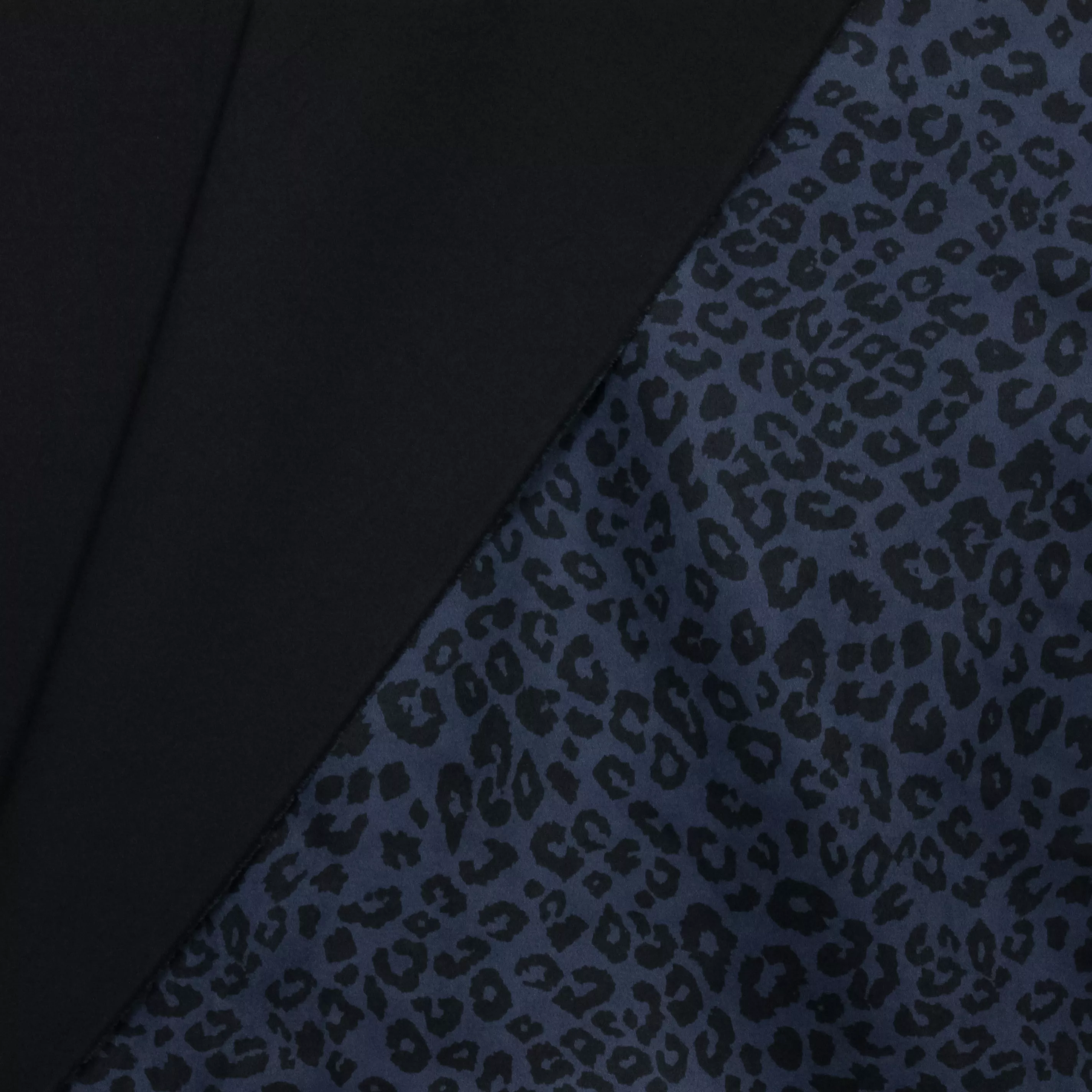 Stretch imitatiedaim blauw met luipaardpatroon