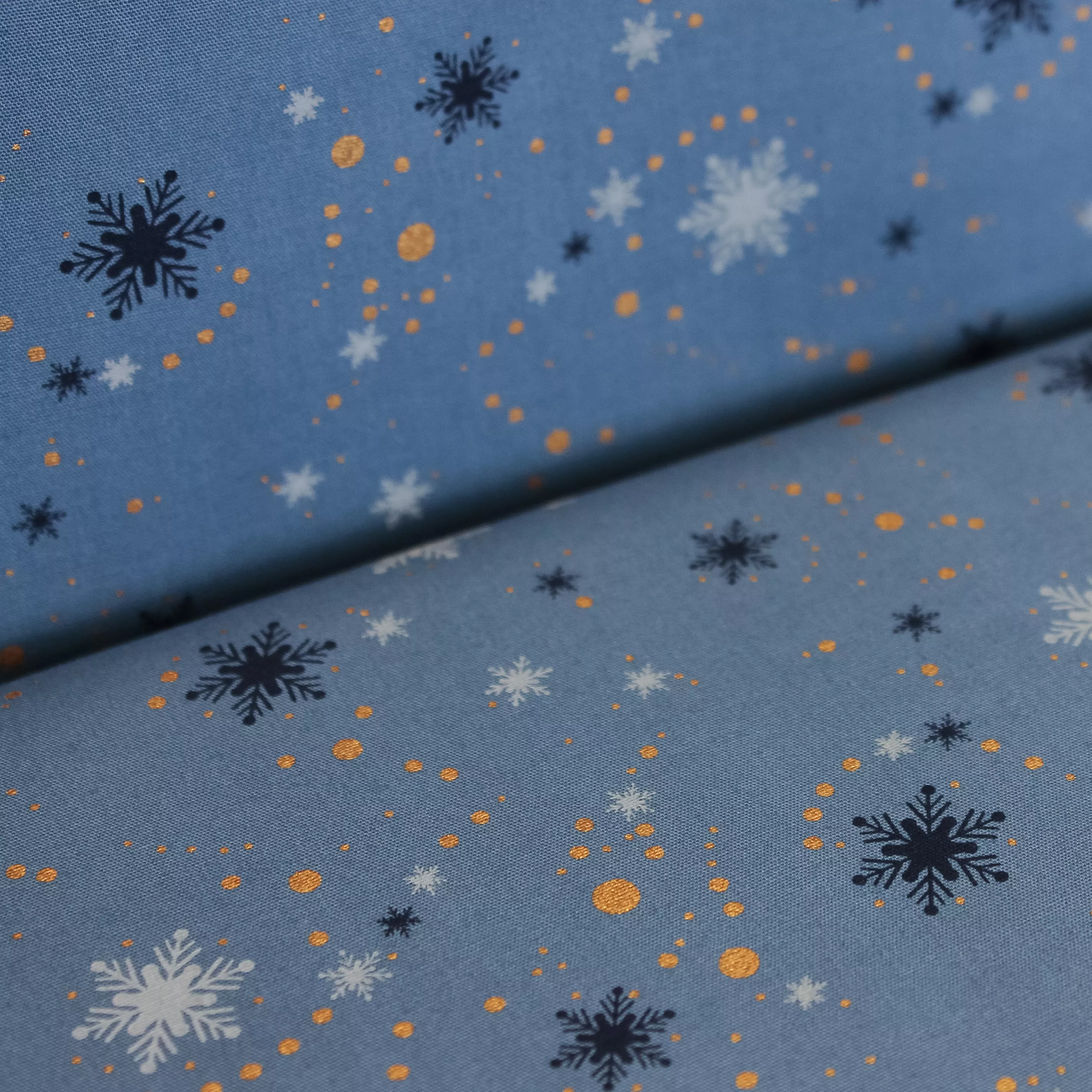 Blauwe Katoen met Sneeuwvlokjes en Gouden Bolletjes