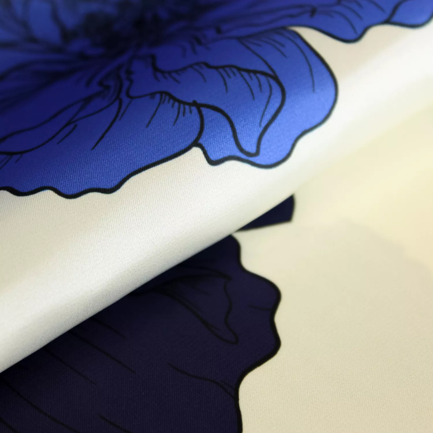 Polyester wit met blauwe bloemen
