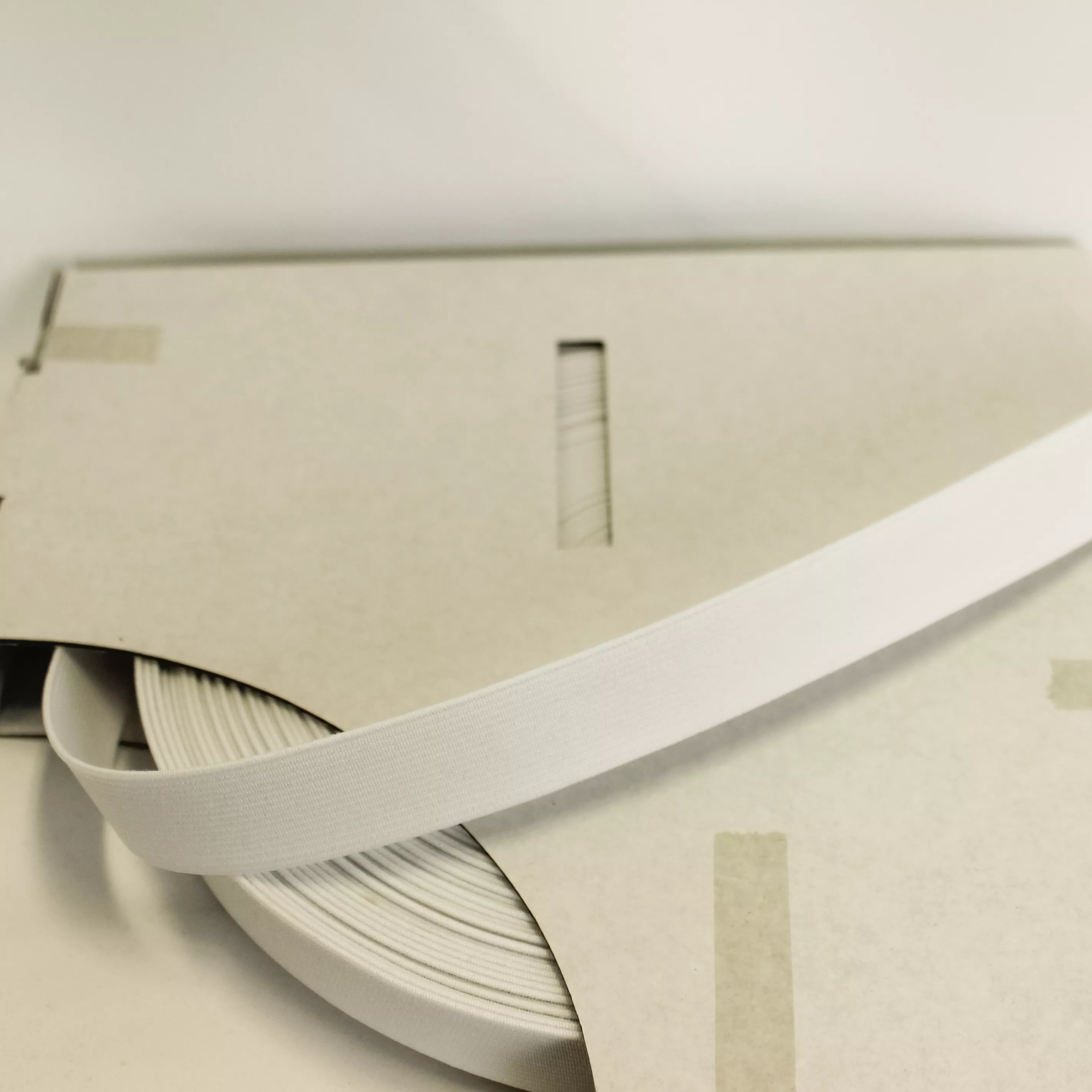 Witte elastiek van  2 cm breed