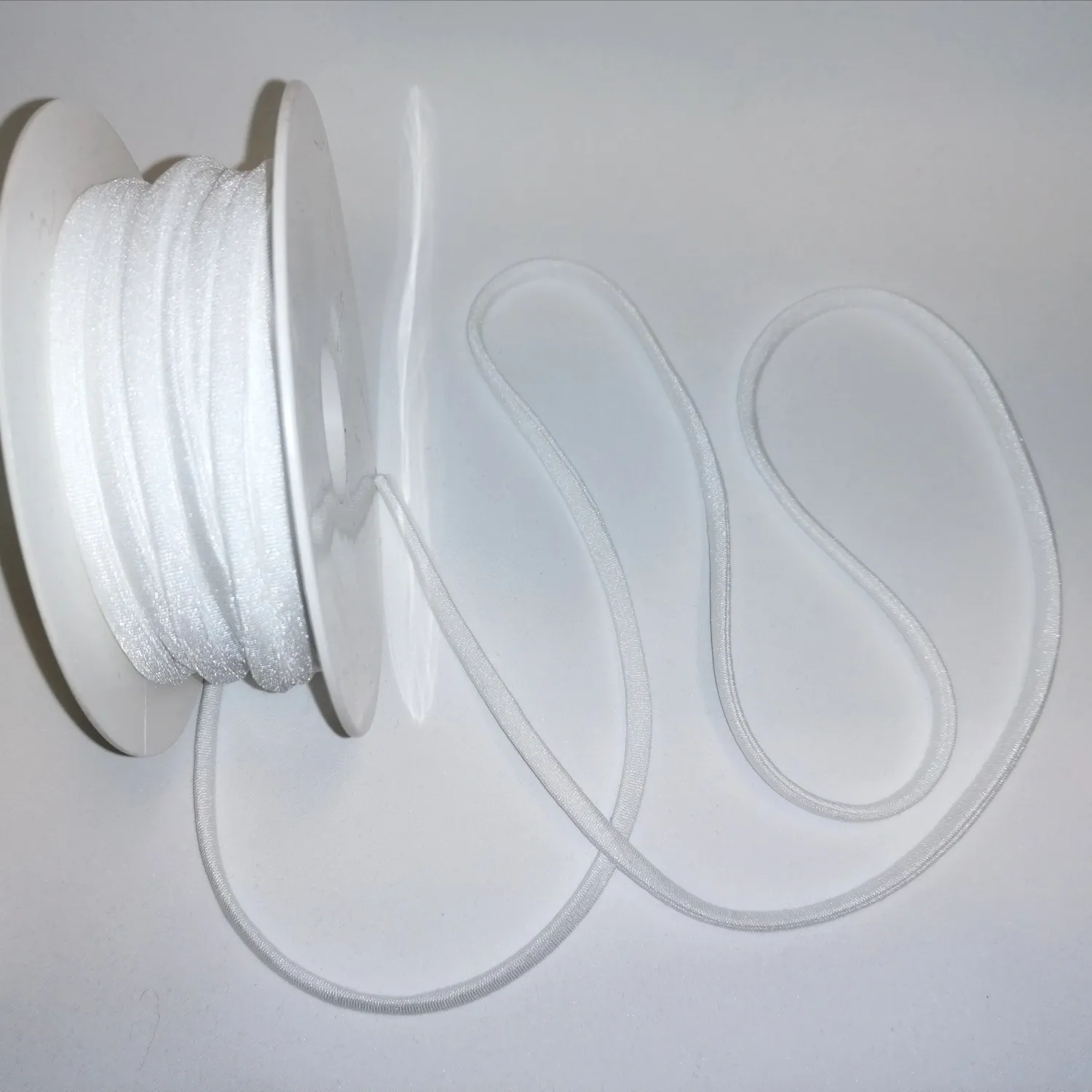 Witte super zachte elastiek voor mondmaskers van  0,5 cm breed