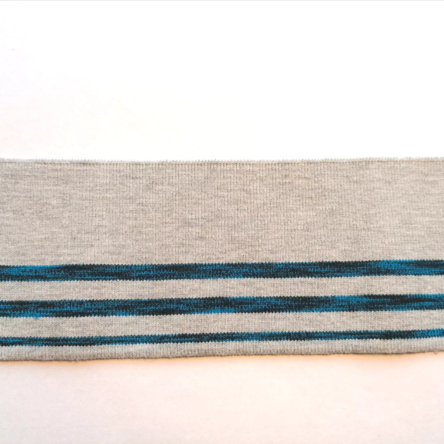Grijze cuff (boordstof) met blauw/zwarte strepen