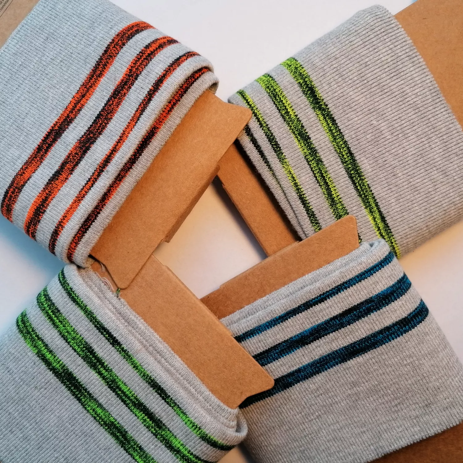 Grijze cuff (boordstof) met fluo groene/zwarte strepen