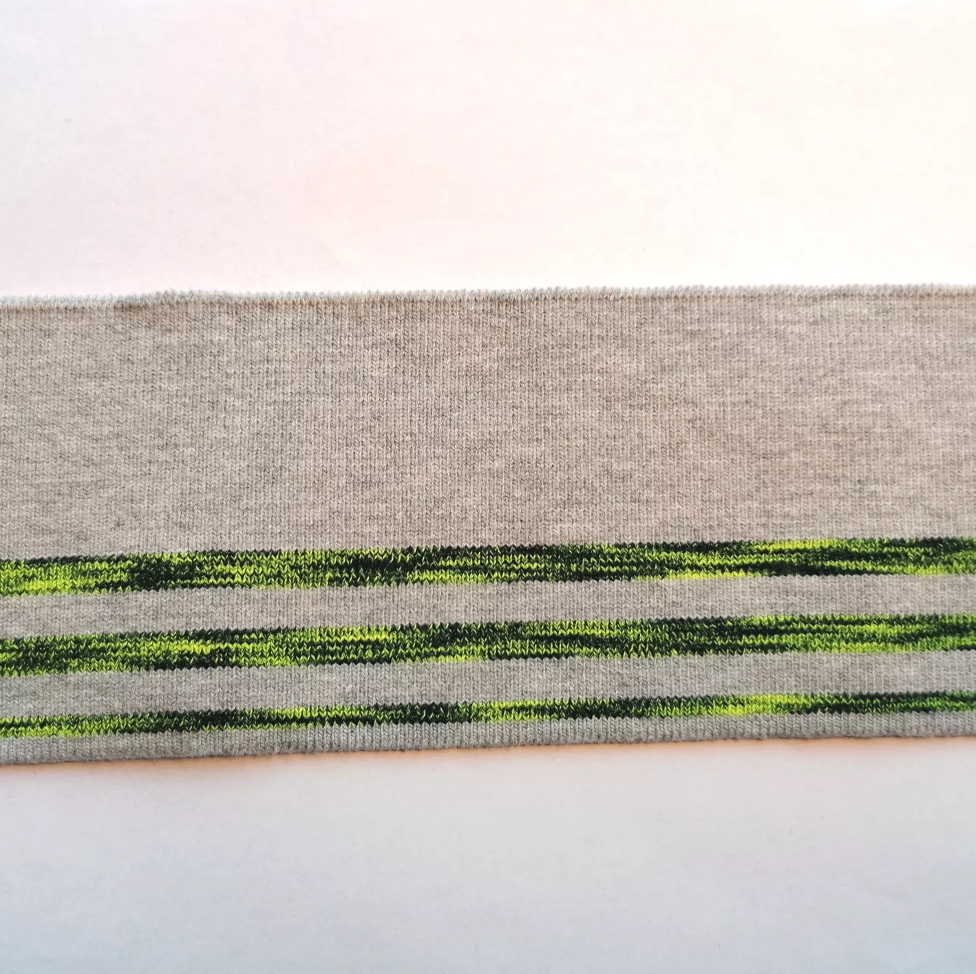 Grijze cuff (boordstof) met fluo geel/zwarte strepen