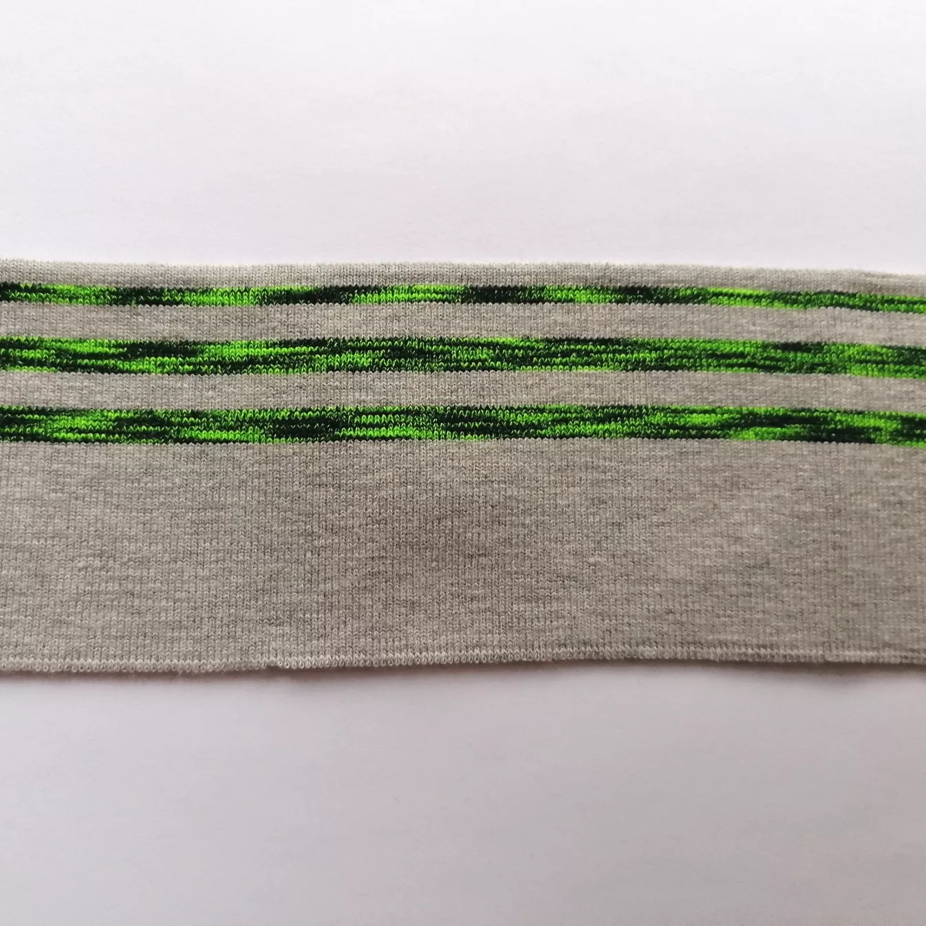 Grijze cuff (boordstof) met fluo groene/zwarte strepen
