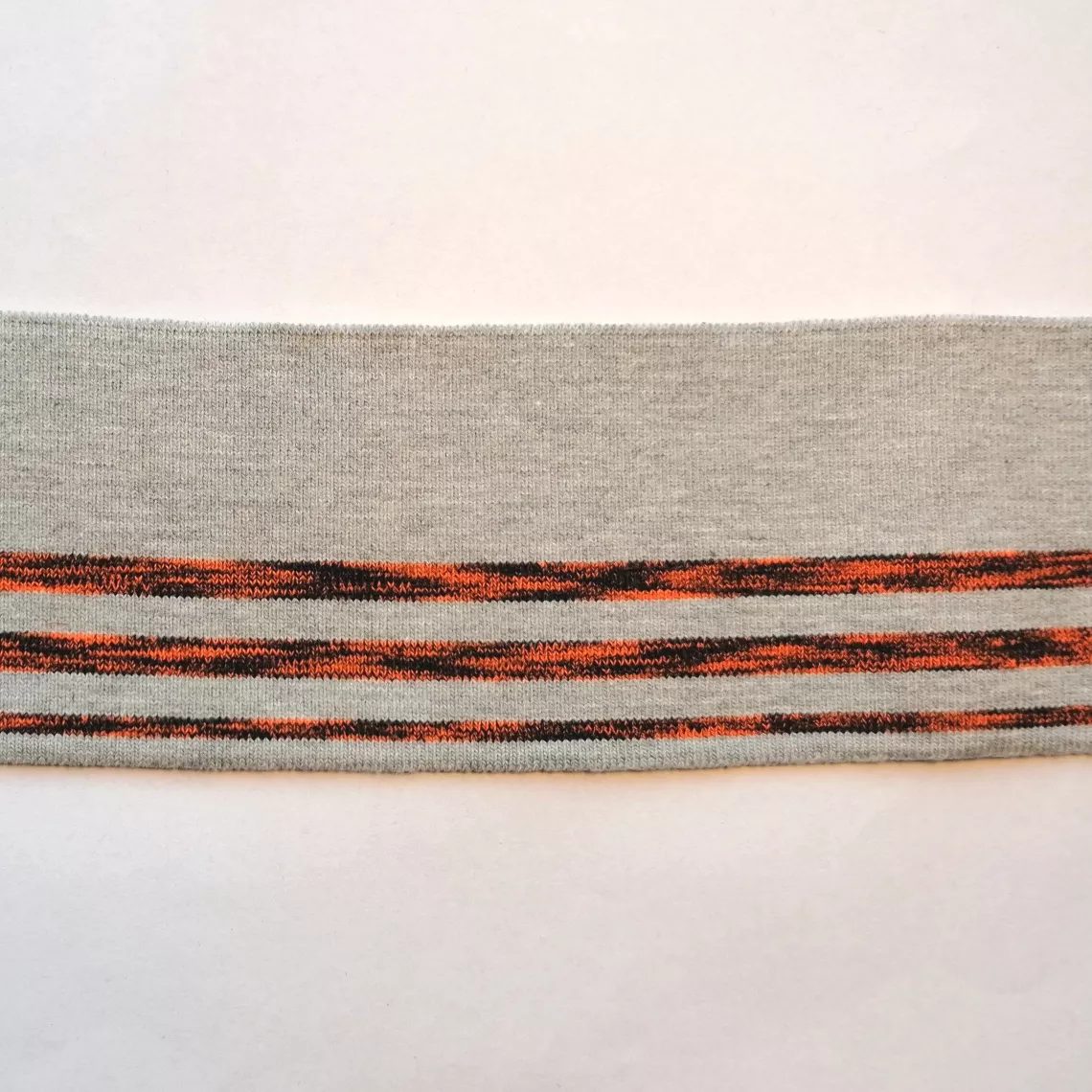Grijze cuff (boordstof) met fluo oranje/zwarte strepen