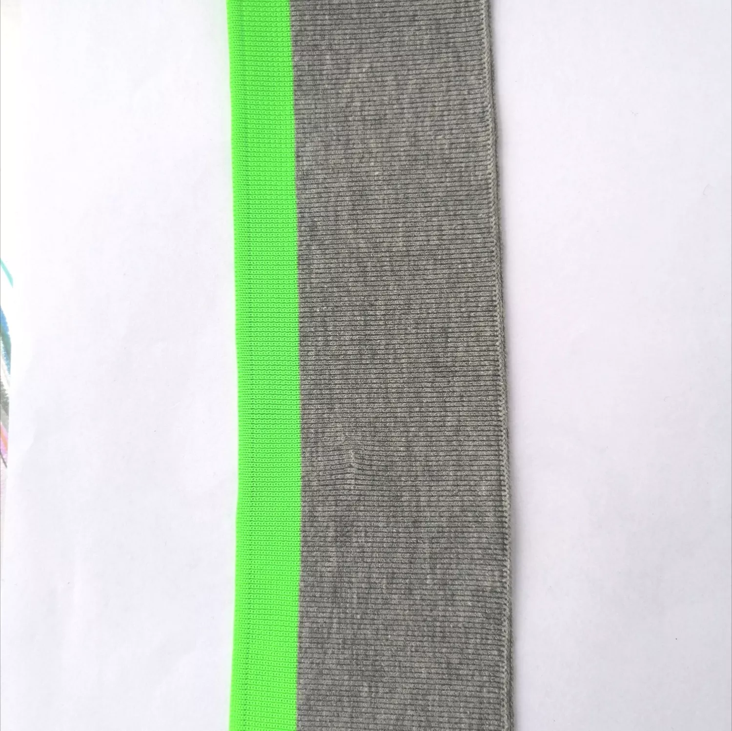 Grijze  cuff (boordstof) met fluo groene rand van Poppy