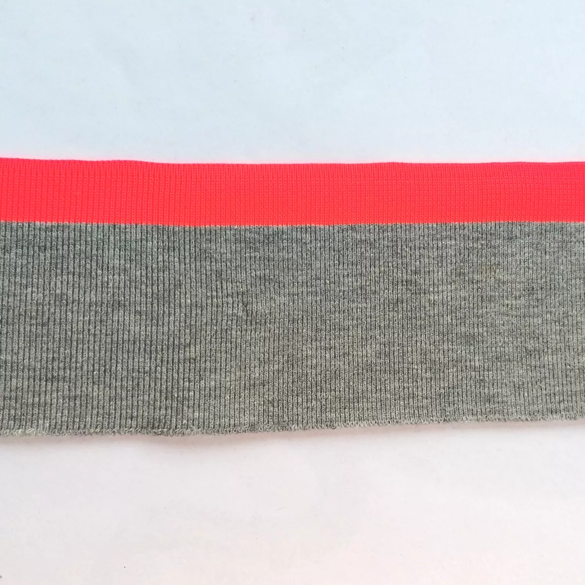 Grijze  cuff (boordstof) met fluo roze rand van Poppy