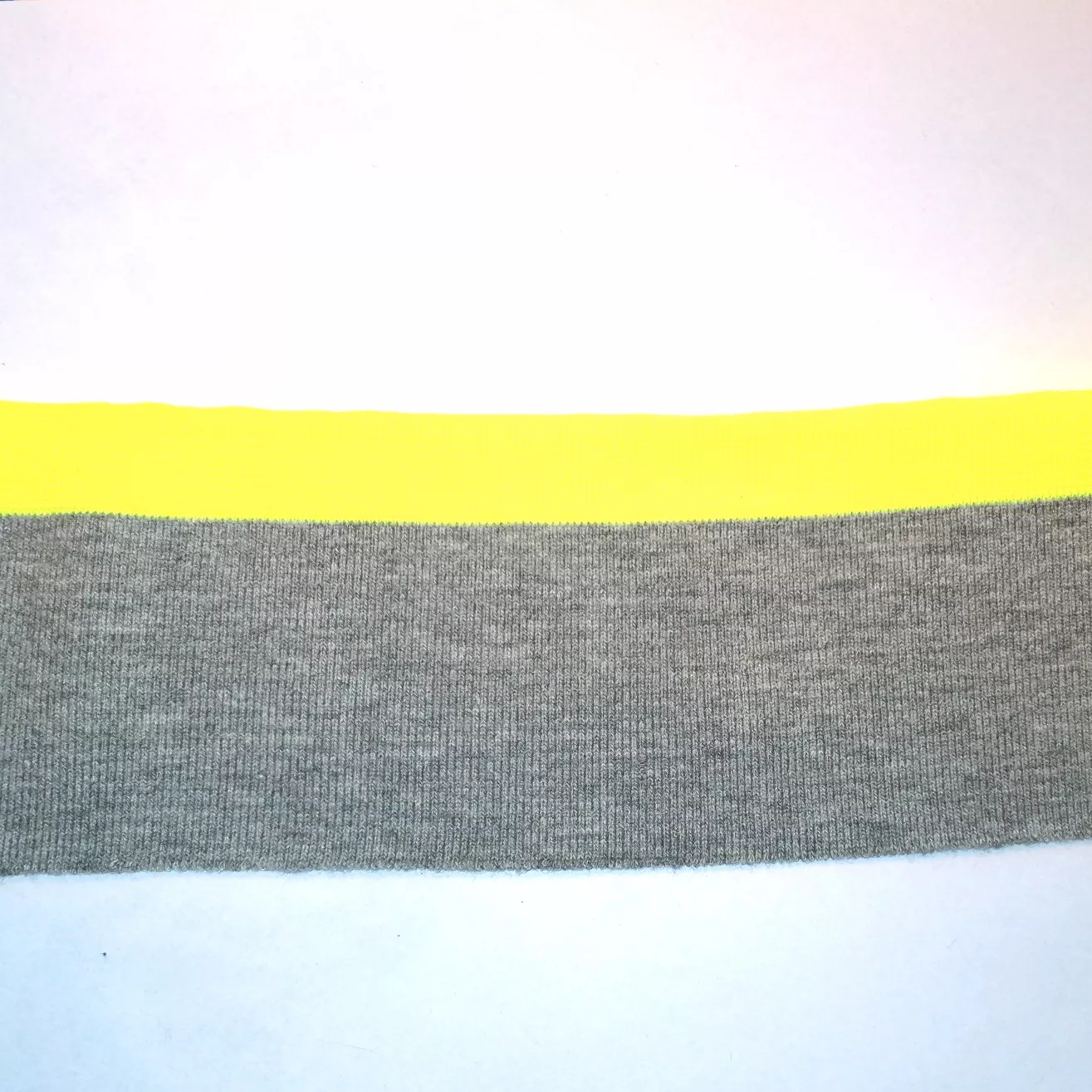 Grijze  cuff (boordstof) met fluo gele rand van Poppy