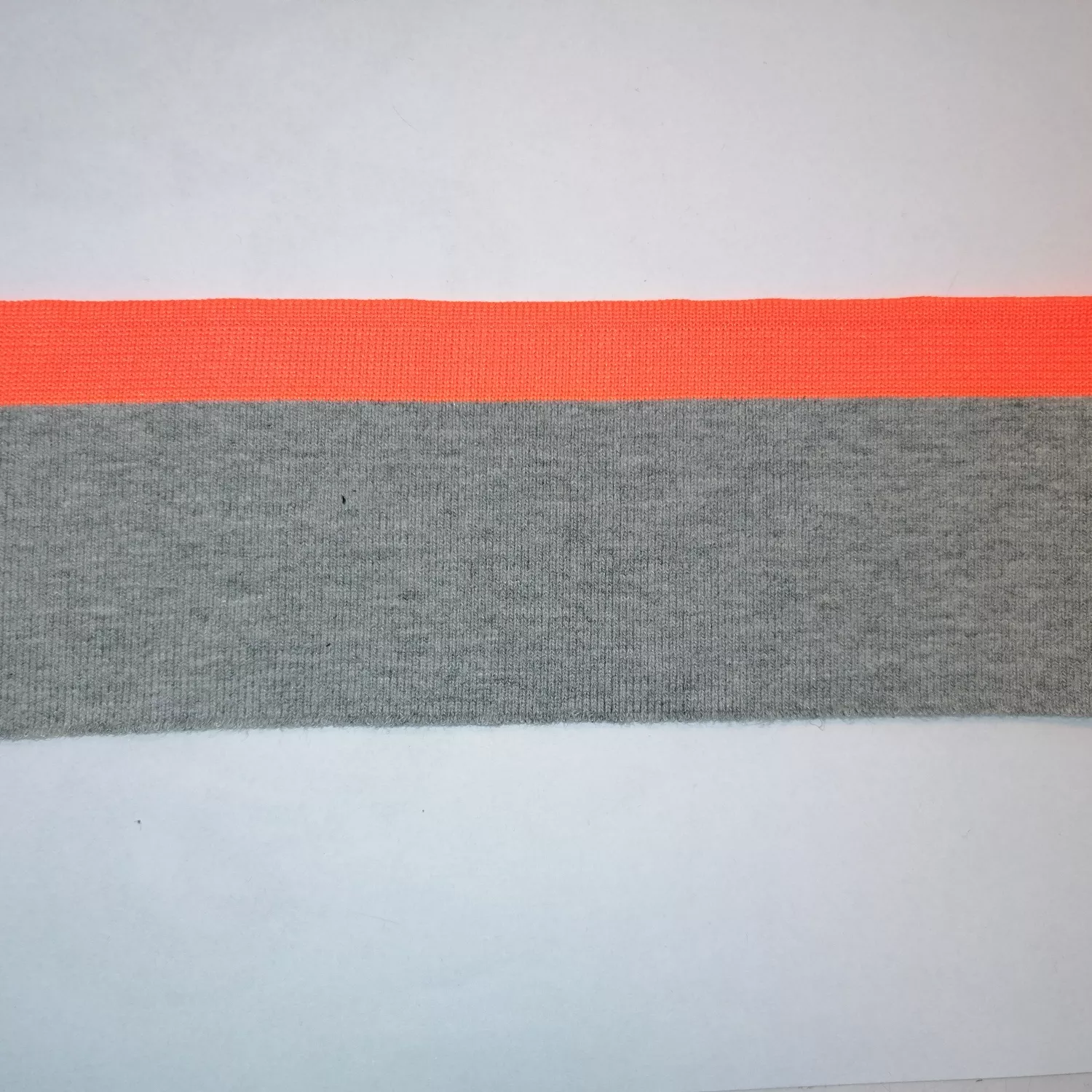Grijze  cuff (boordstof) met fluo oranje rand van Poppy