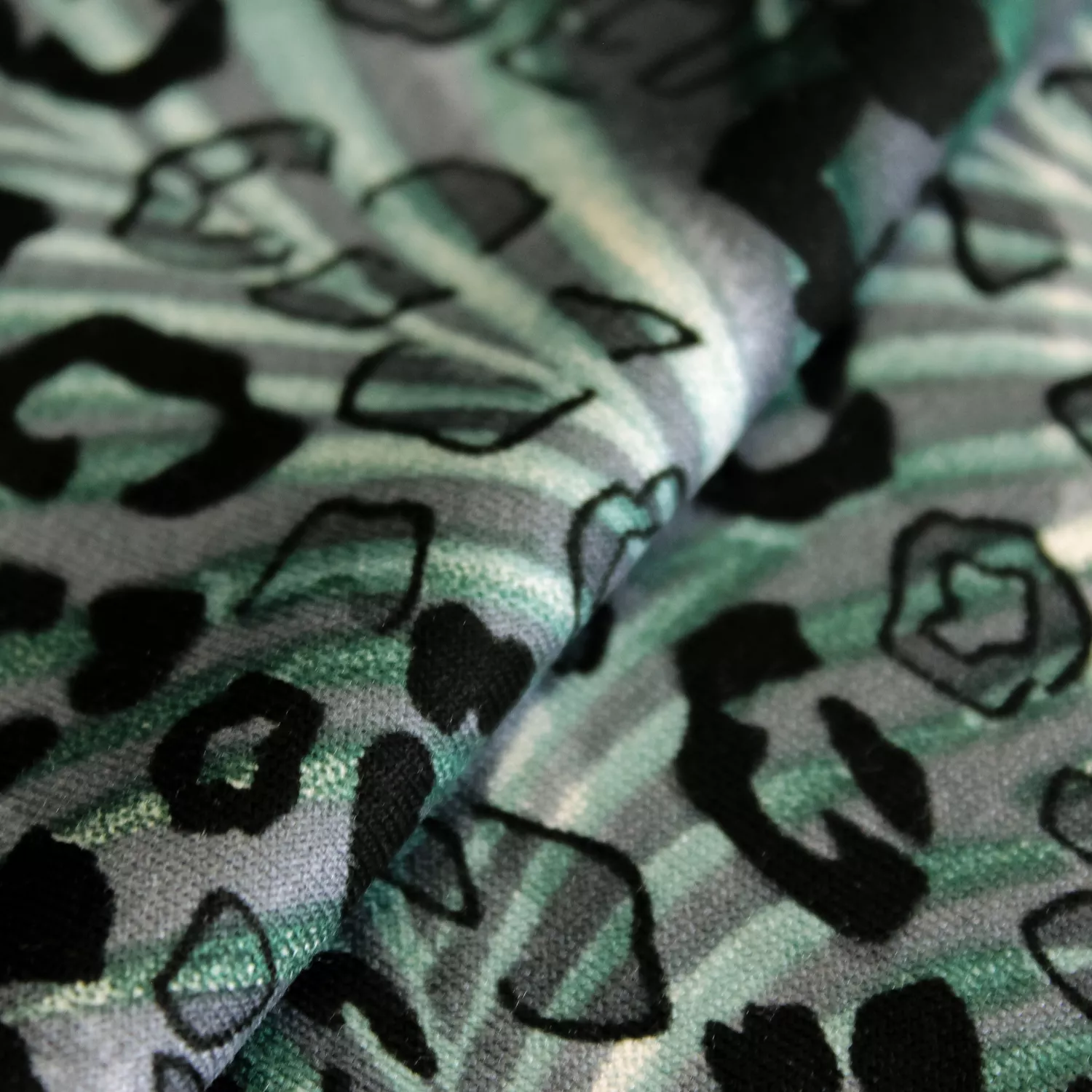Viscose tricot grijs met luipaardprint