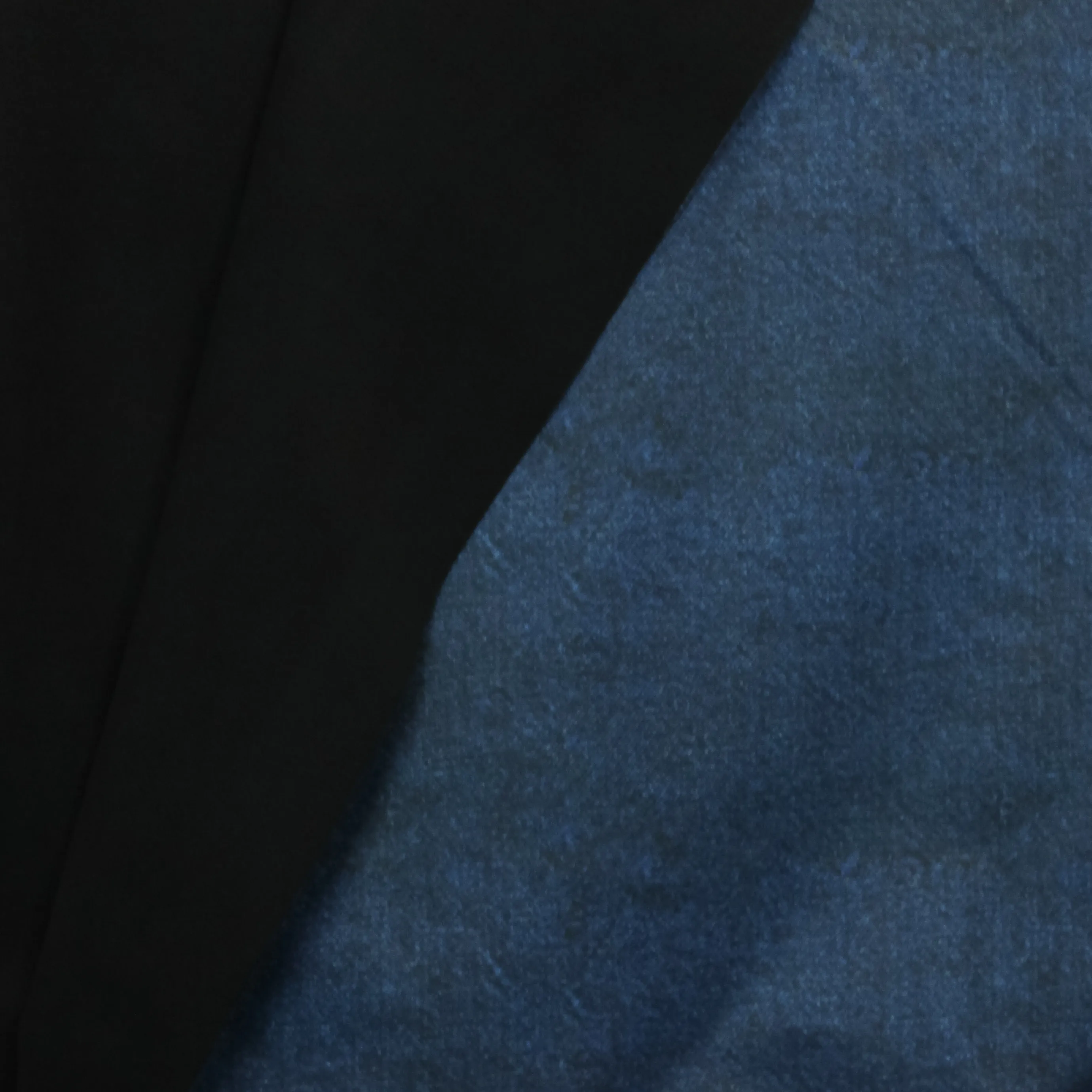 Blauwe softshell met zwarte fleece achterkant van Poppy
