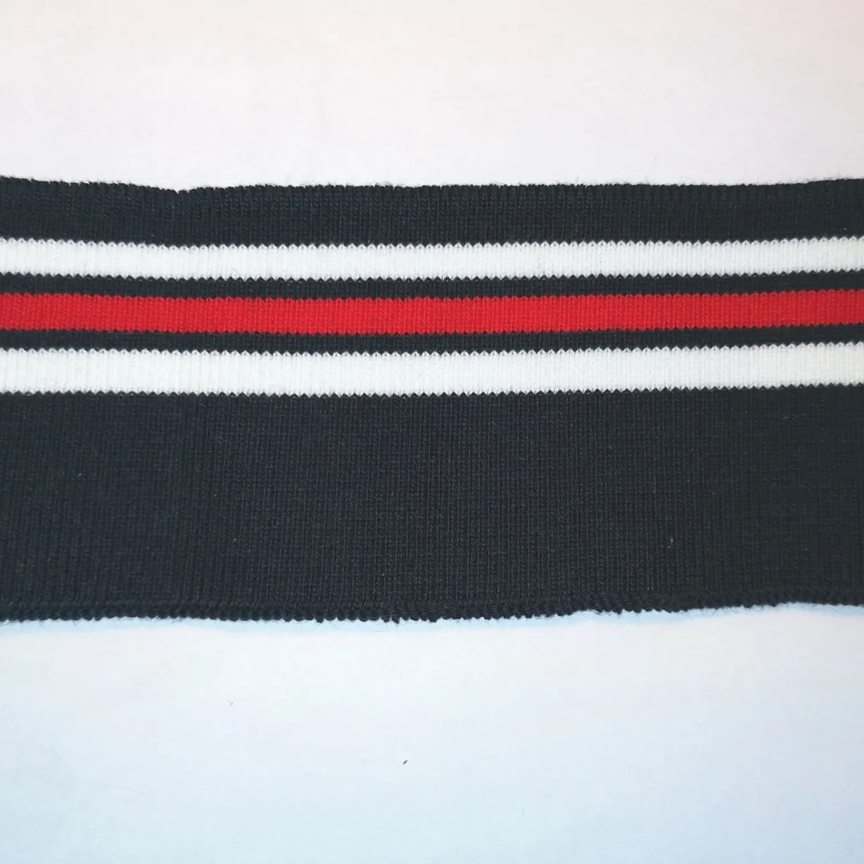 Donkerblauwe cuff (boordstof) met witte en rode strepen
