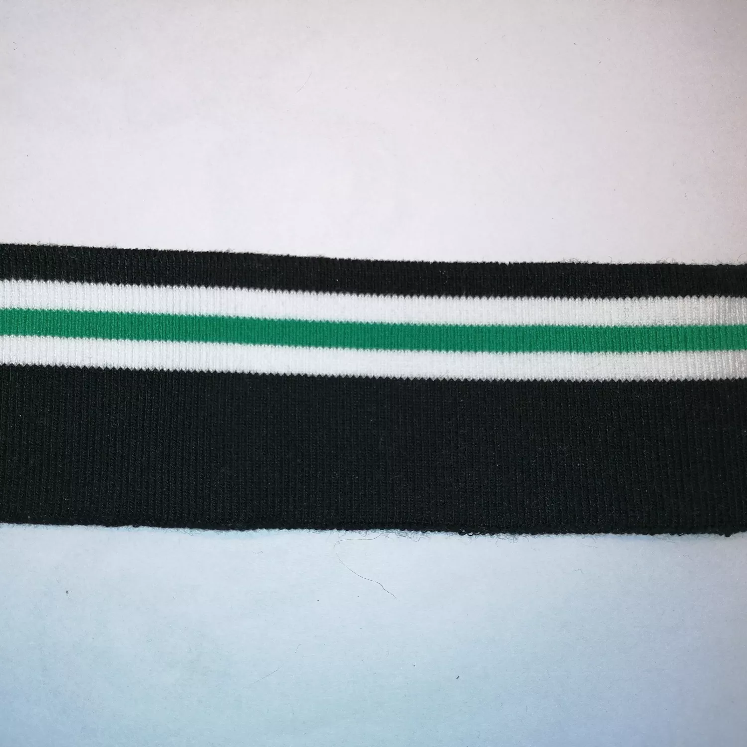 Zwarte cuff (boordstof) met witte en groene strepen