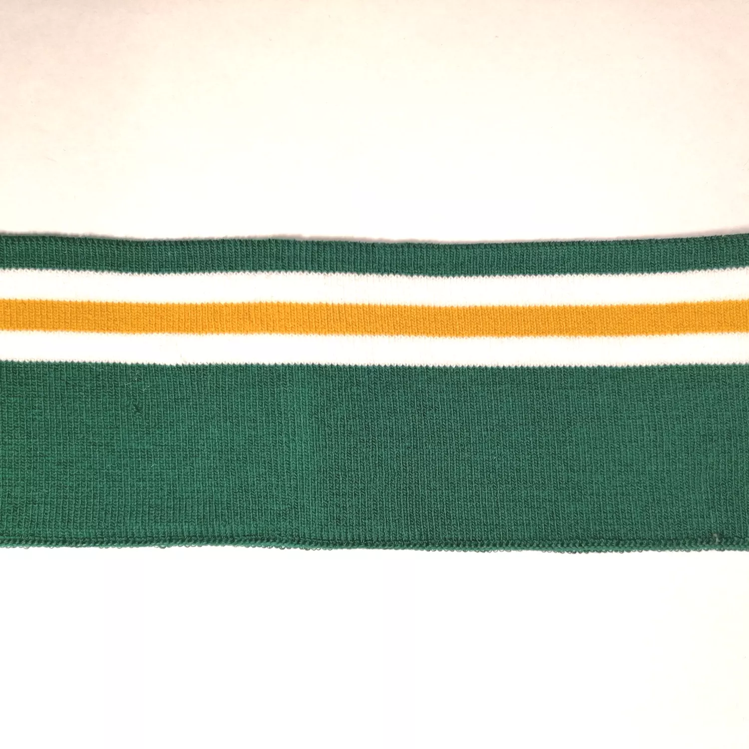 Groene cuff (boordstof) met witte en gele strepen van Poppy