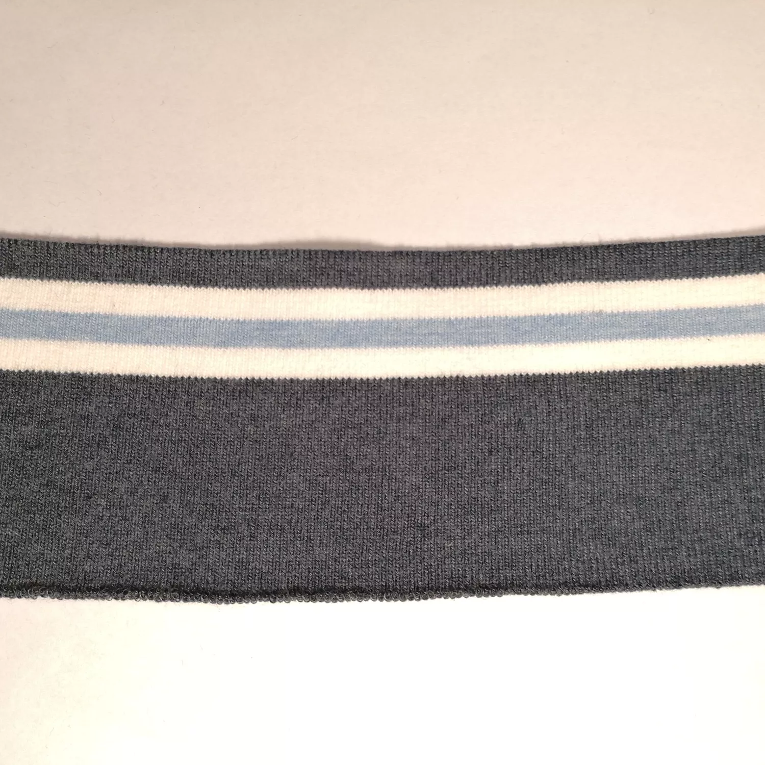 Antracietgrijze cuff (boordstof) met witte en lichtblauwe strepen van Poppy