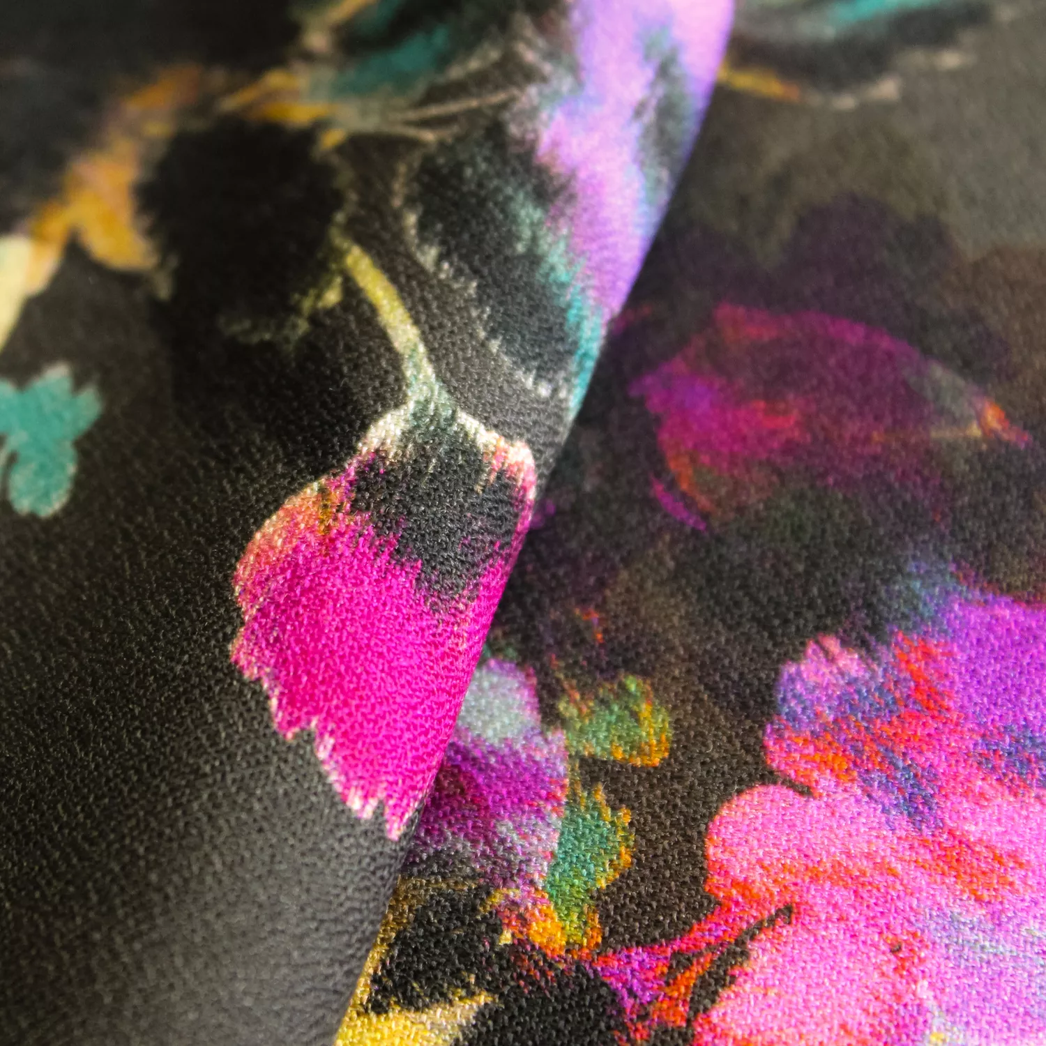 Viscose zwart met kleurrijke bloemen