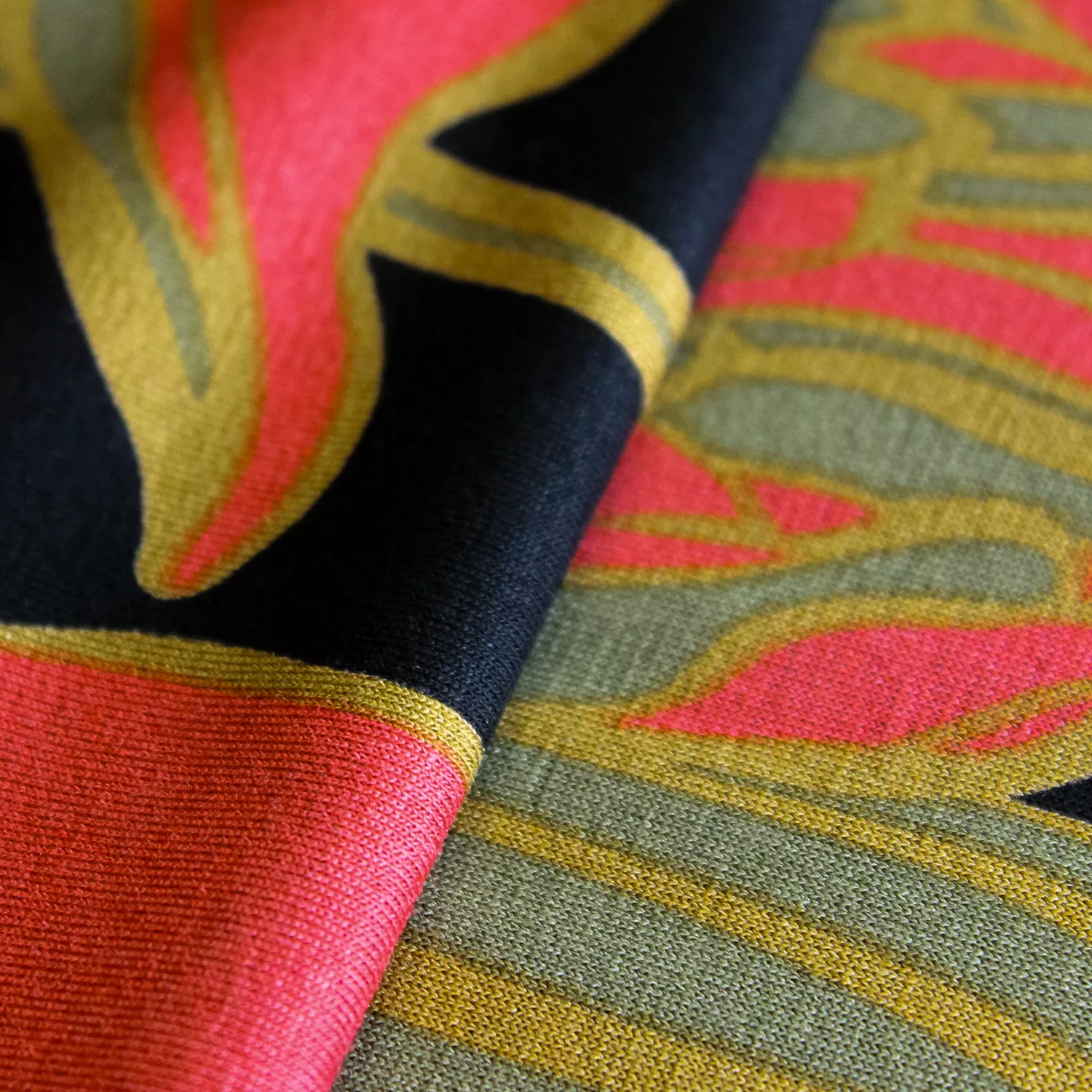 Viscose tricot zwart met bloemen