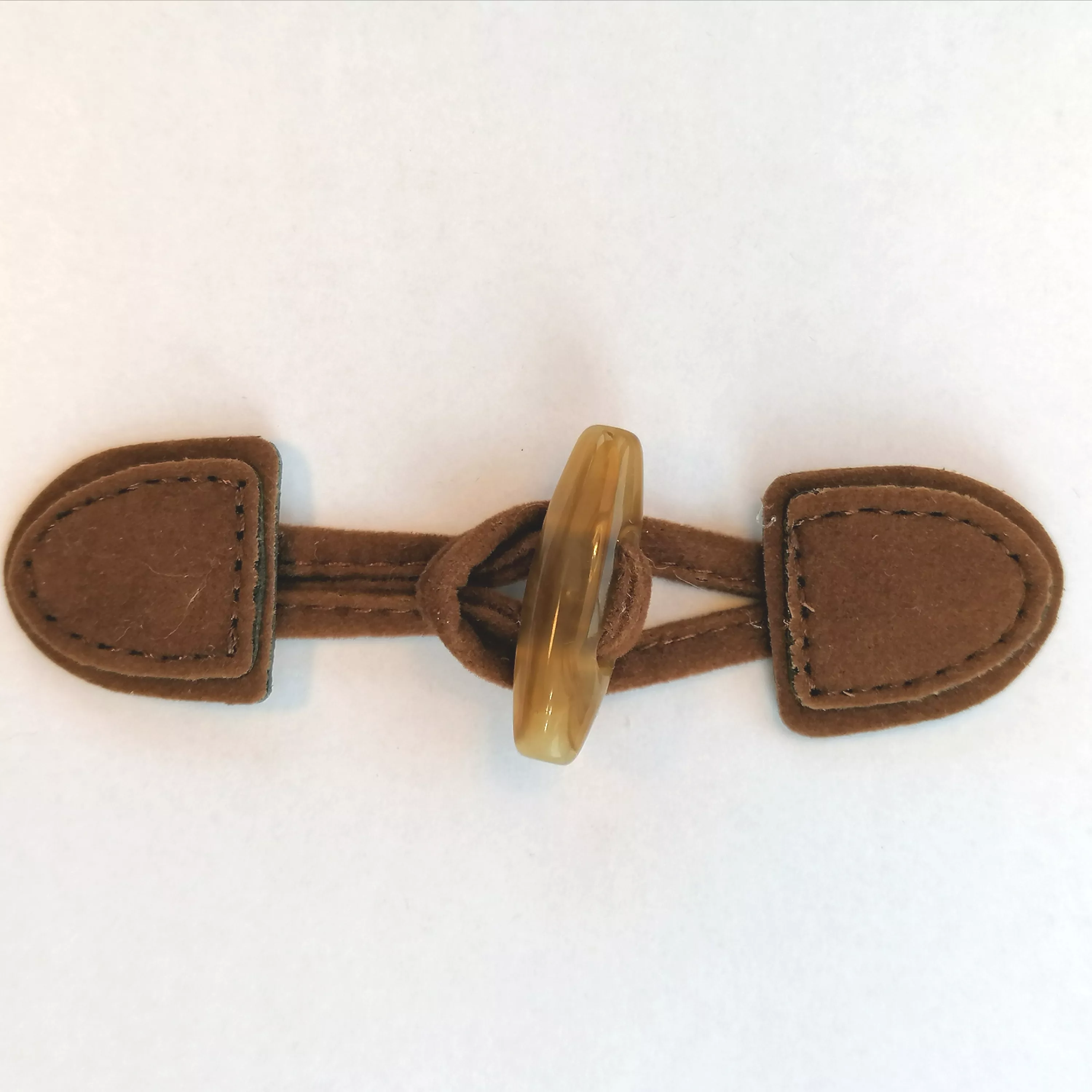 Houtje touwtje sluiting -  suède - donkerbruin - 9,5 x 2,5 cm