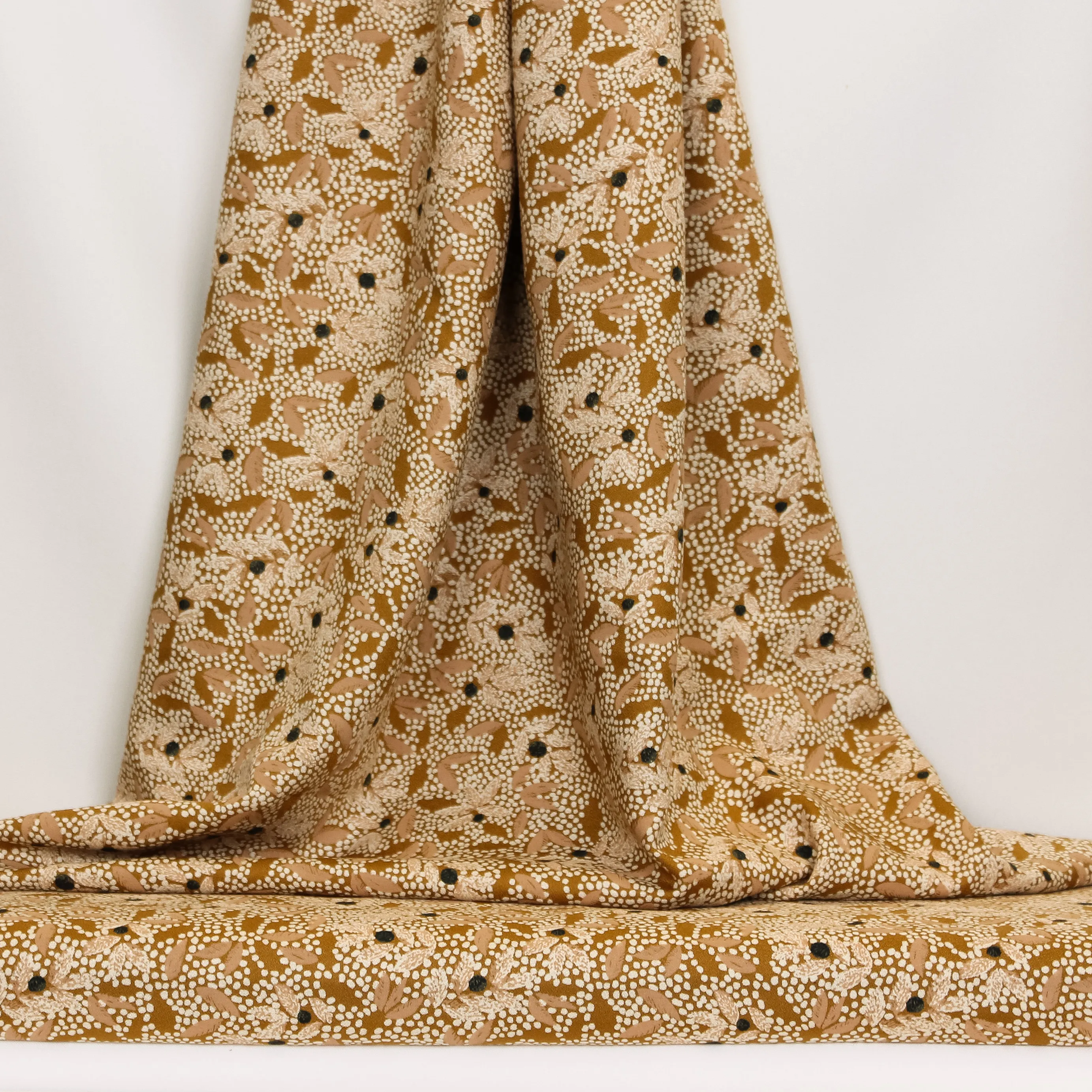 Wit/bruine viscose met blaadjes van Atelier Brunette