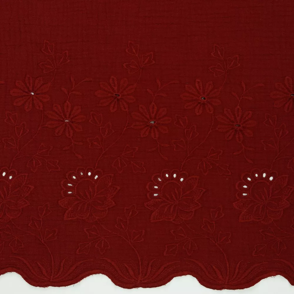 Bordeaux double gauze met aan de onderkant ingenaaid motief van Poppy