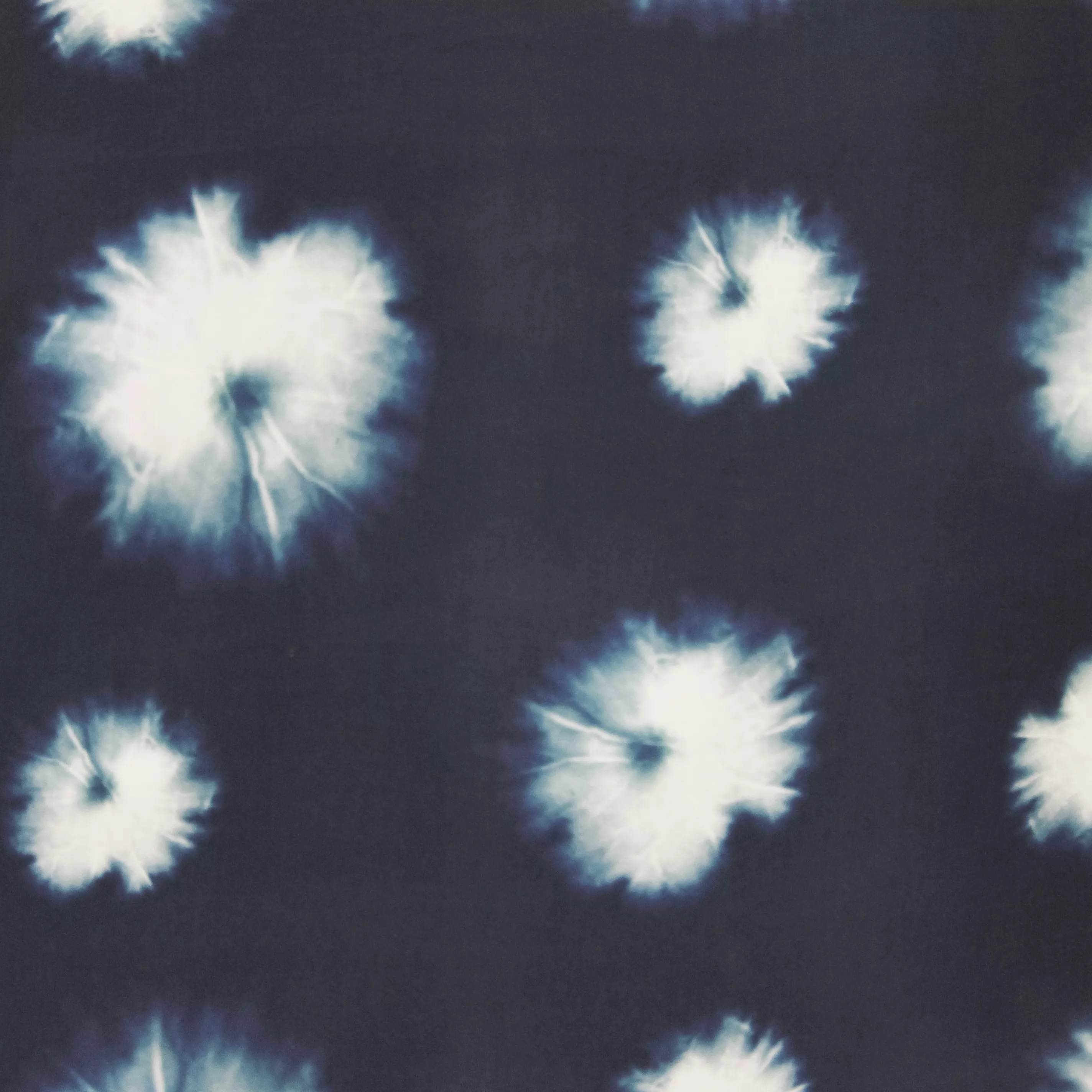 Blauwe viscose met witte batik vlekken