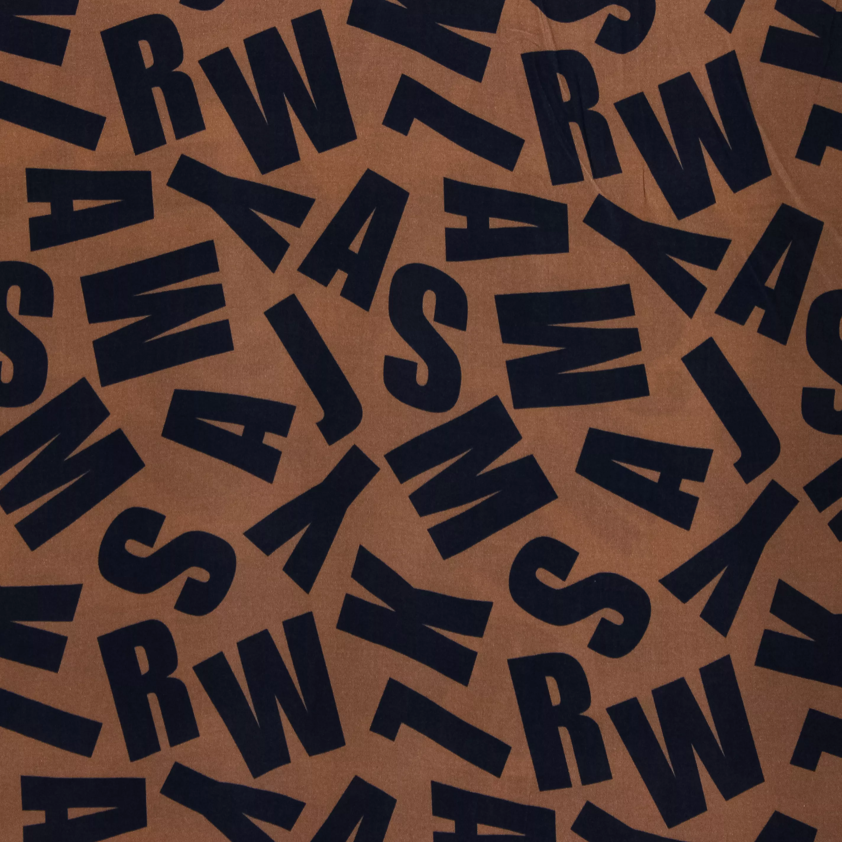 Bruine viscose met zwarte letters