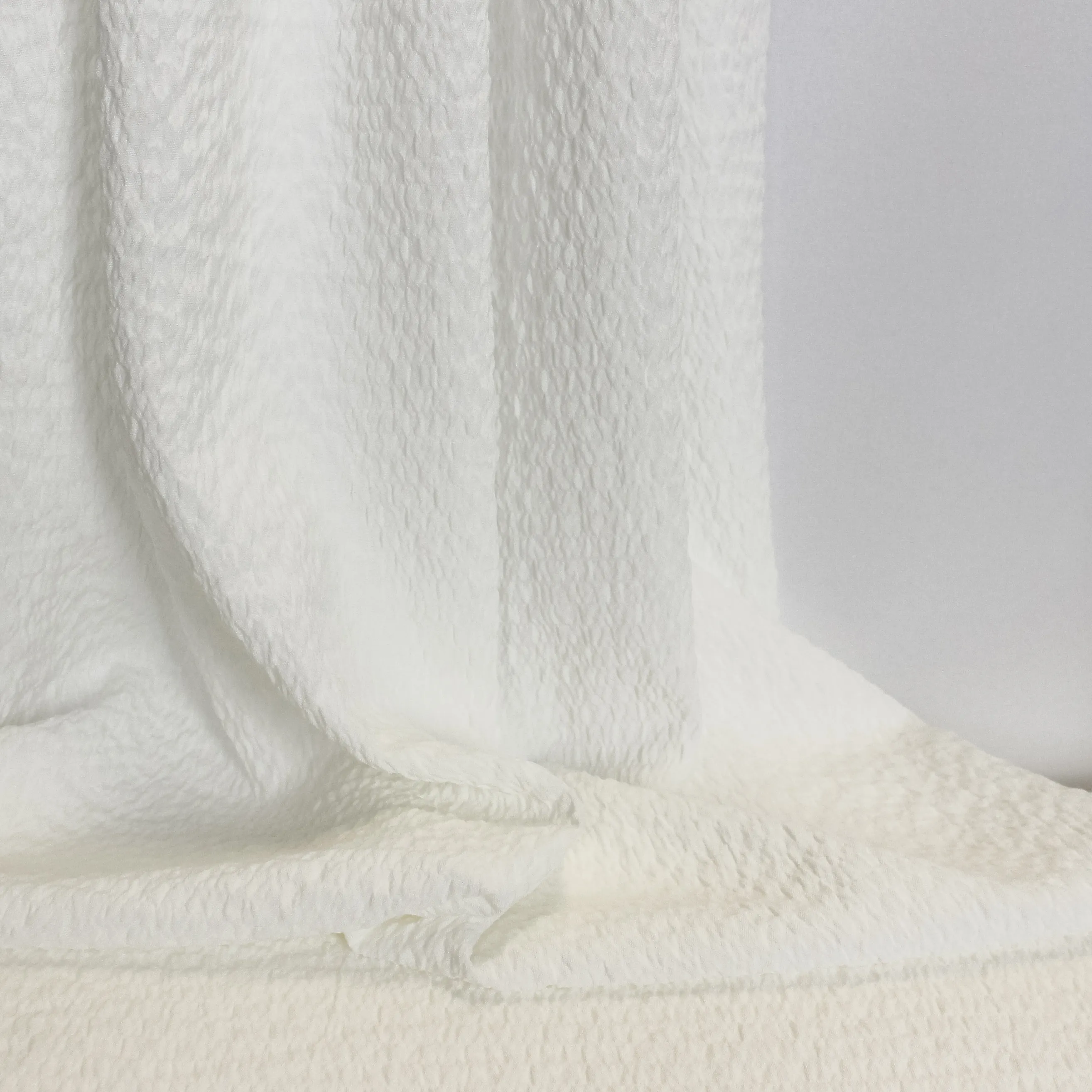 Witte viscose/polyester seersucker stretch