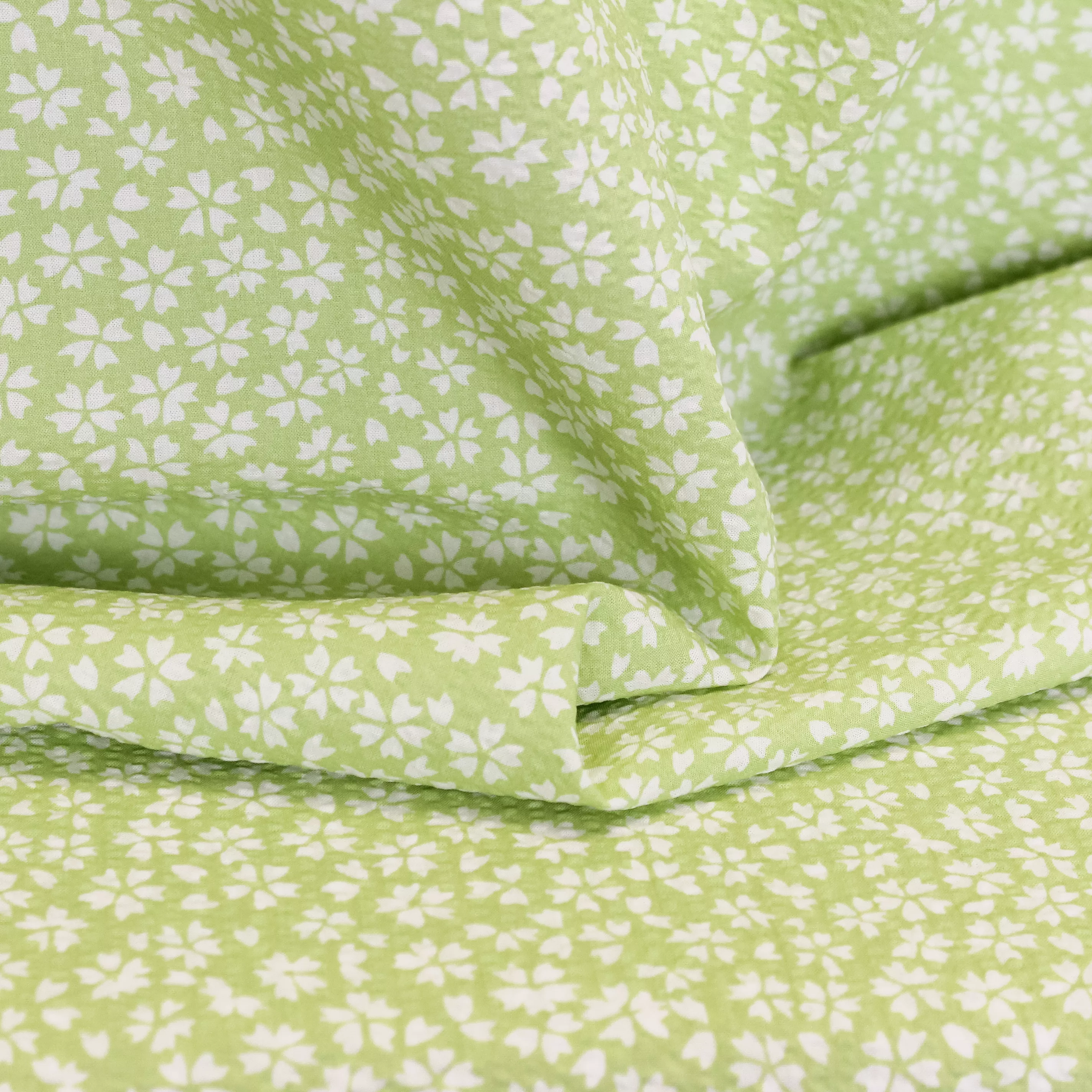 Groene katoen seersucker met bloemen