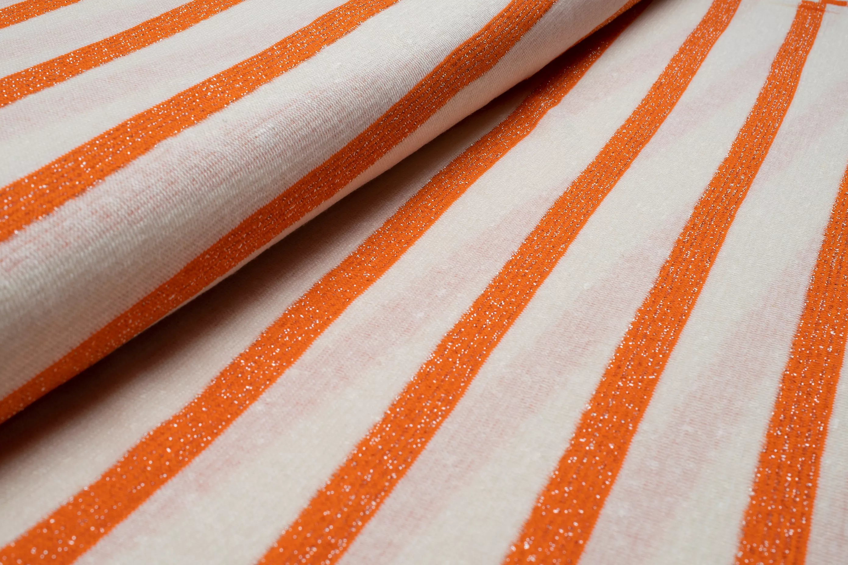 Wit-oranje breisel met zilver - Knipmode Collectie Lente-Zomer 2022