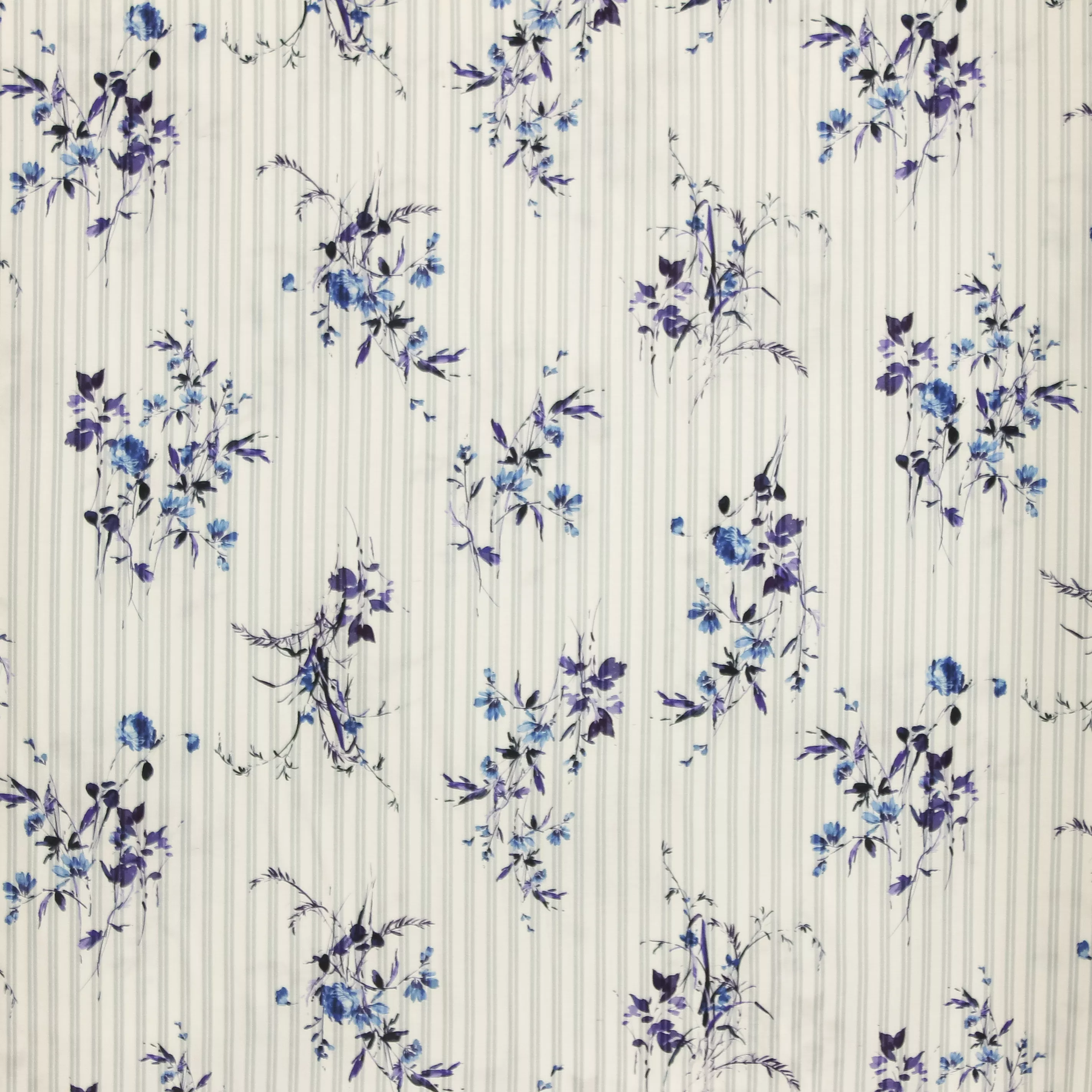 Witte viscose met strepen en blauwe bloemetjes Burda collectie lente-zomer 2022