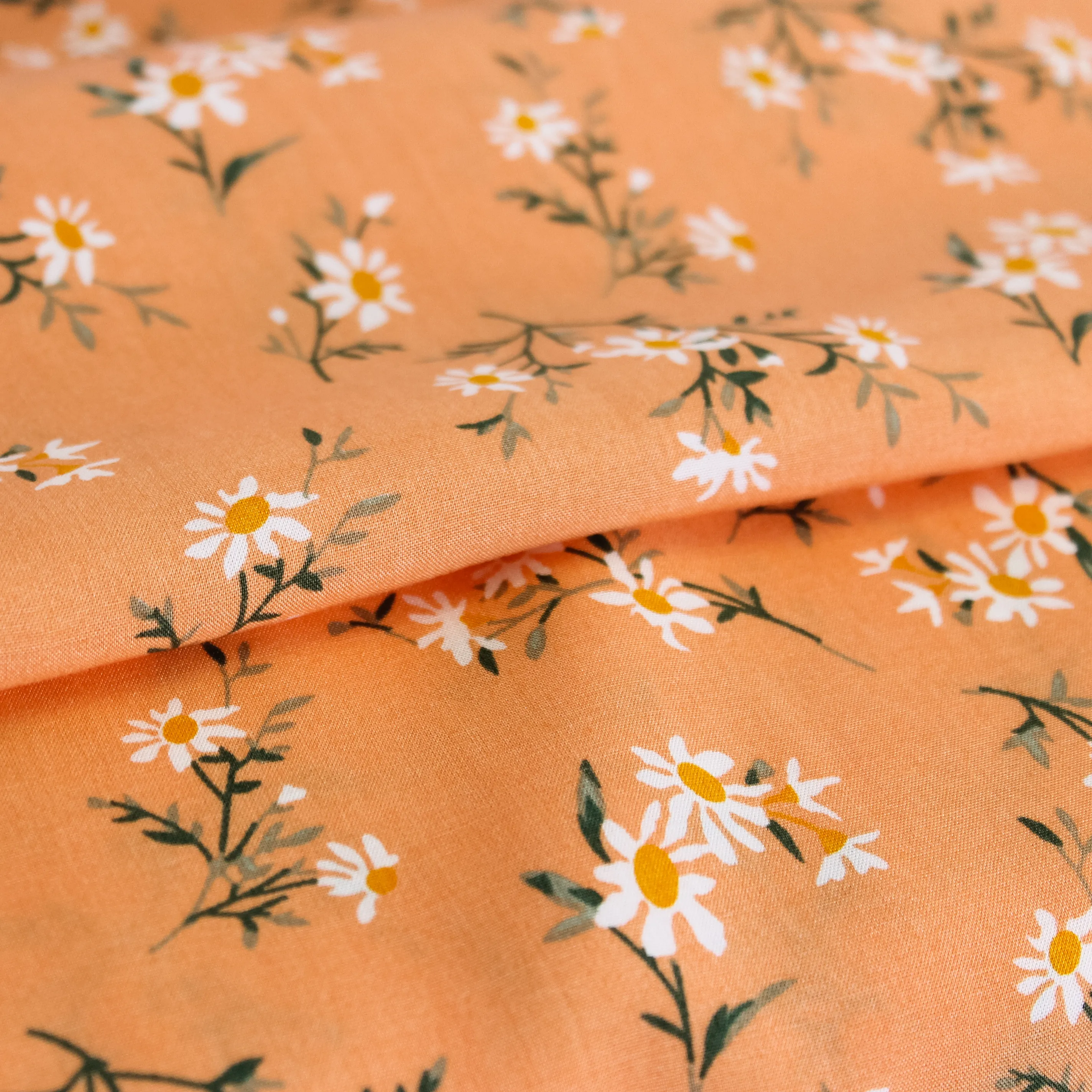 Oranje viscose met madeliefjes van Stitched By You