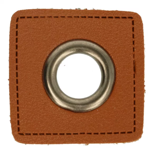Nestelogen (nikkel 11 mm) op bruin imitatieleder vierkant (40 mm)
