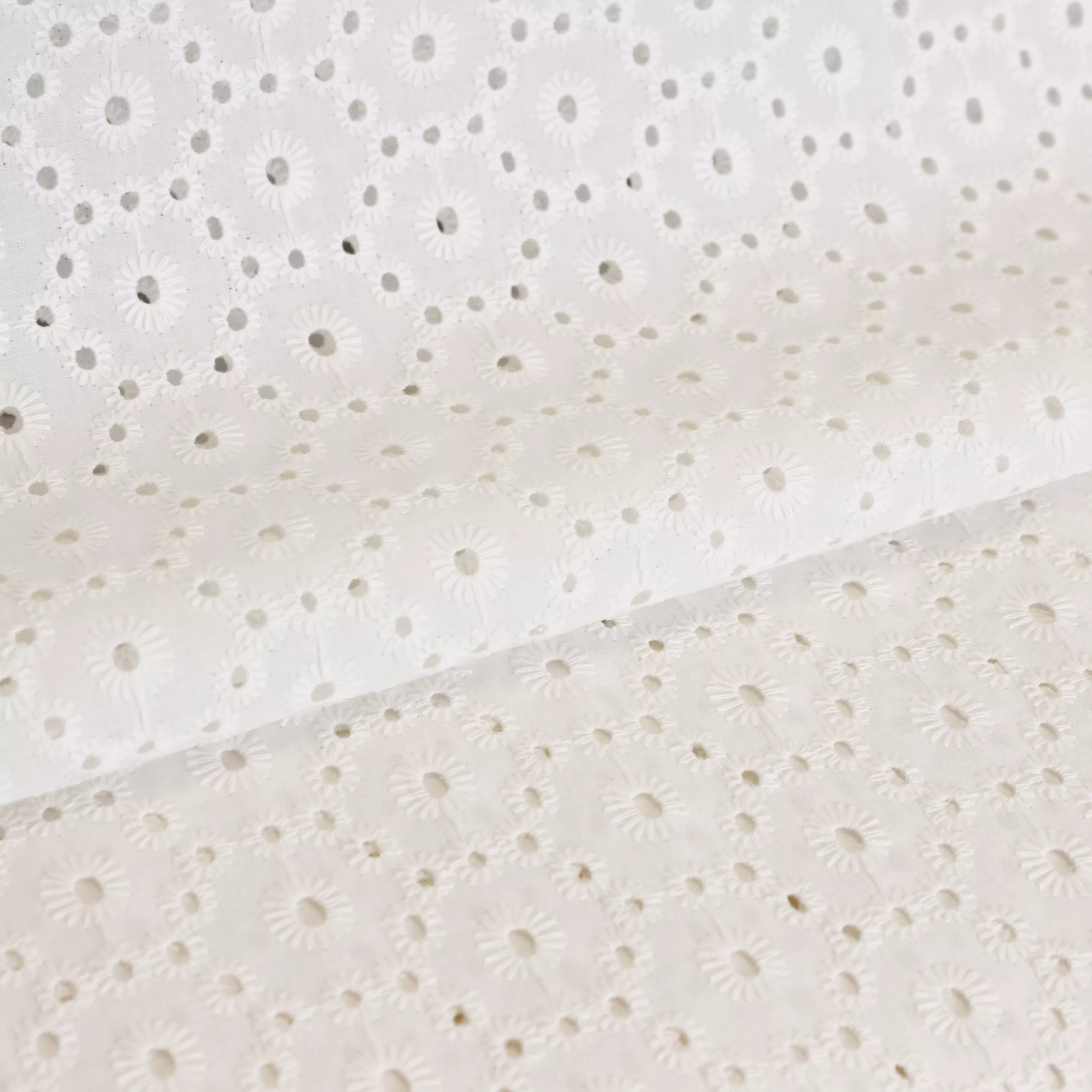 Witte broderie met bloemen van La Maison Victor