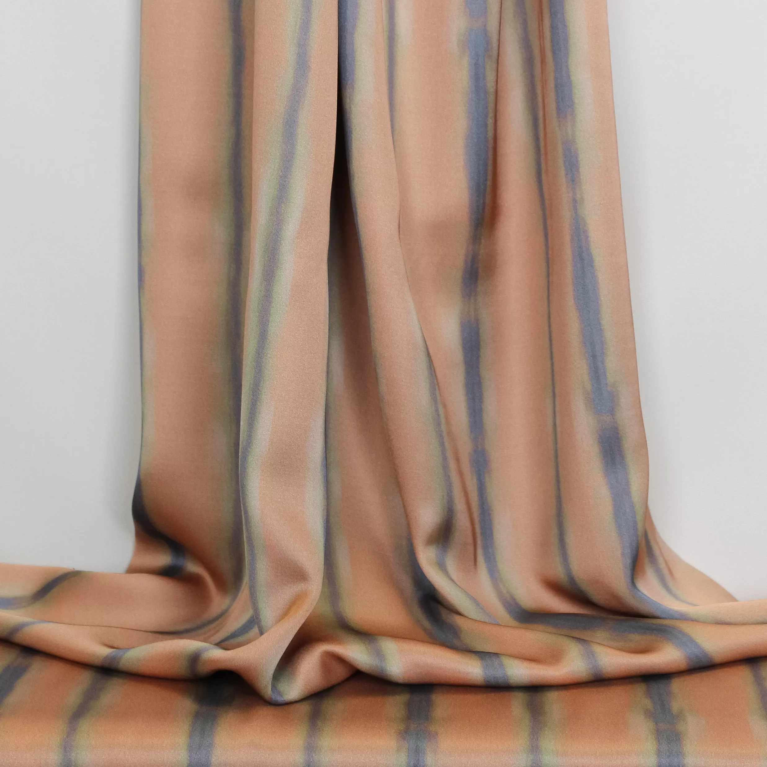 Gesatineerde viscose in roze en blauw van La Maison Victor