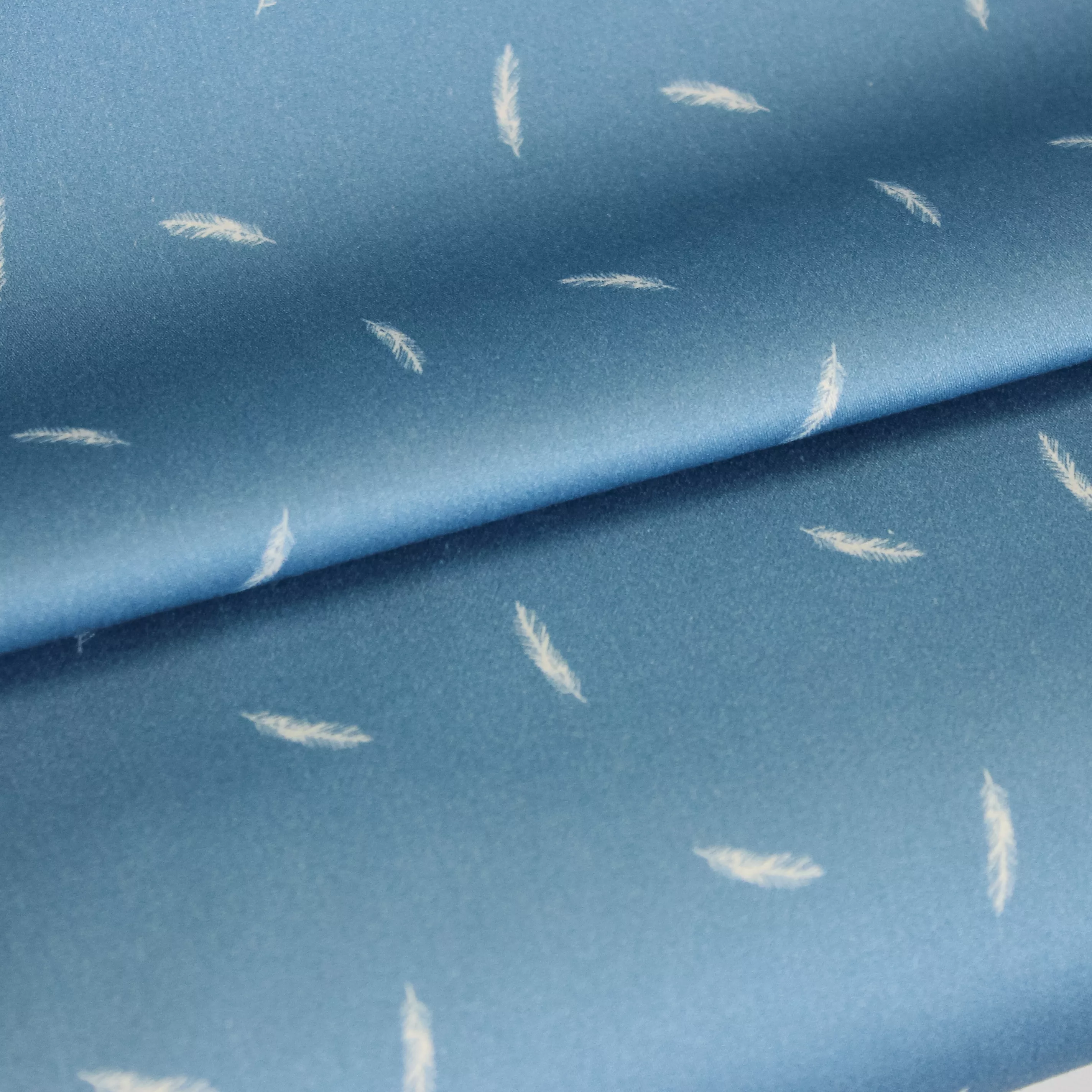 Blauwe katoen stretch met veren van La Maison Victor