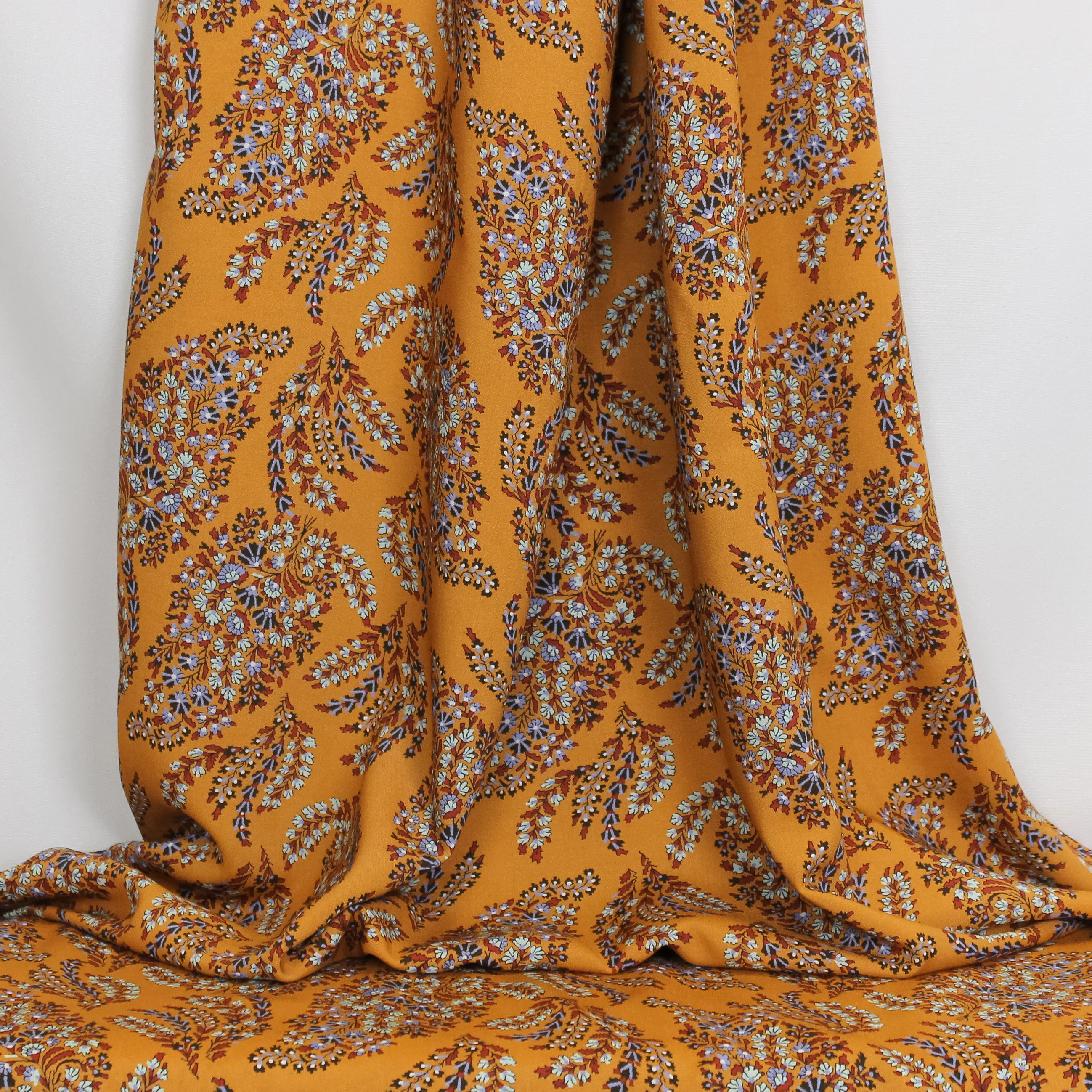 Oranje viscose met bloemen van La Maison Victor