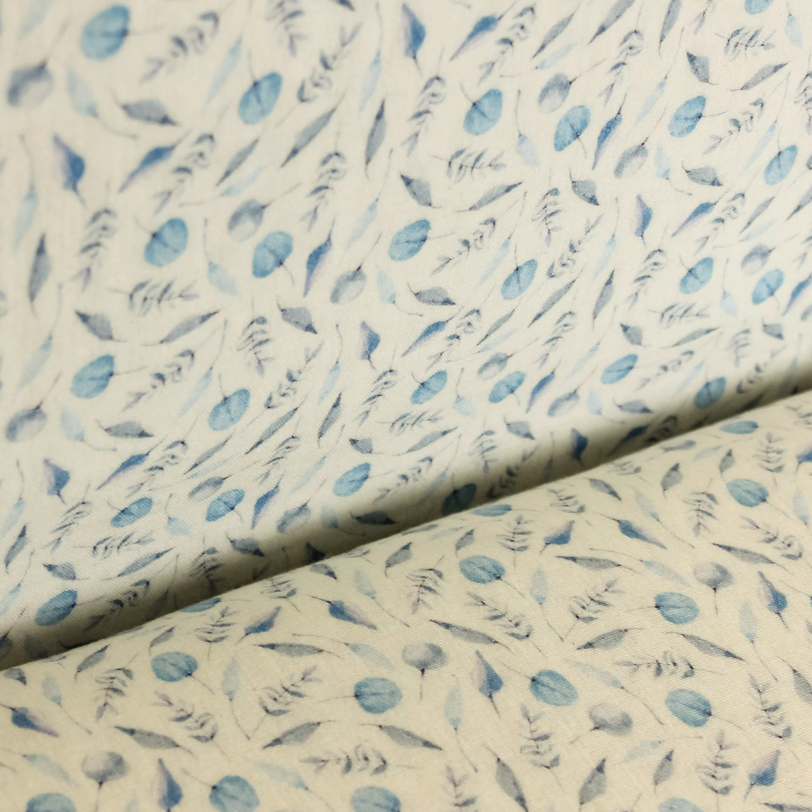 Witte tetra katoen met blauwe blaadjes