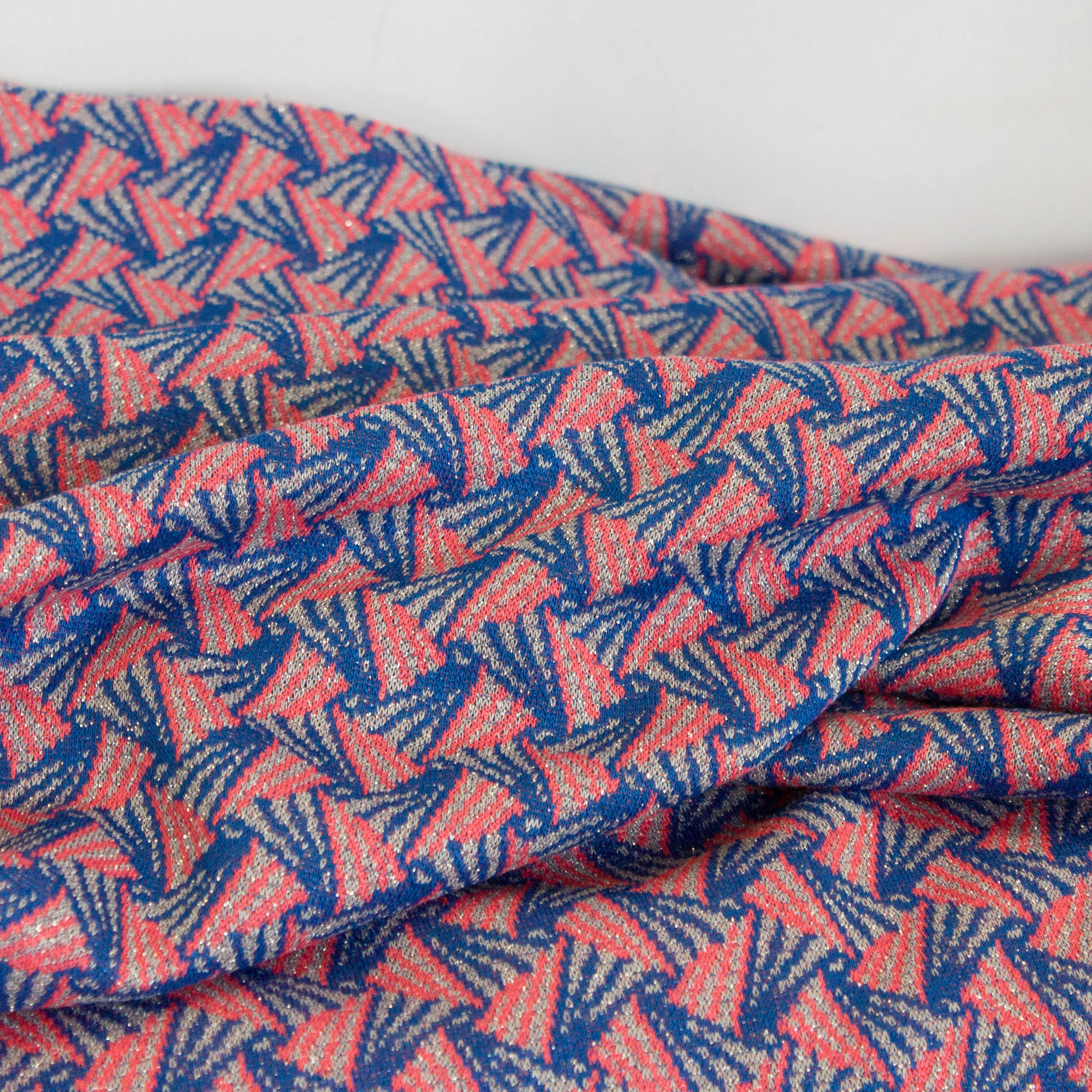 Viscose jacquard blauw met geometrische driehoeken met lurexdraad