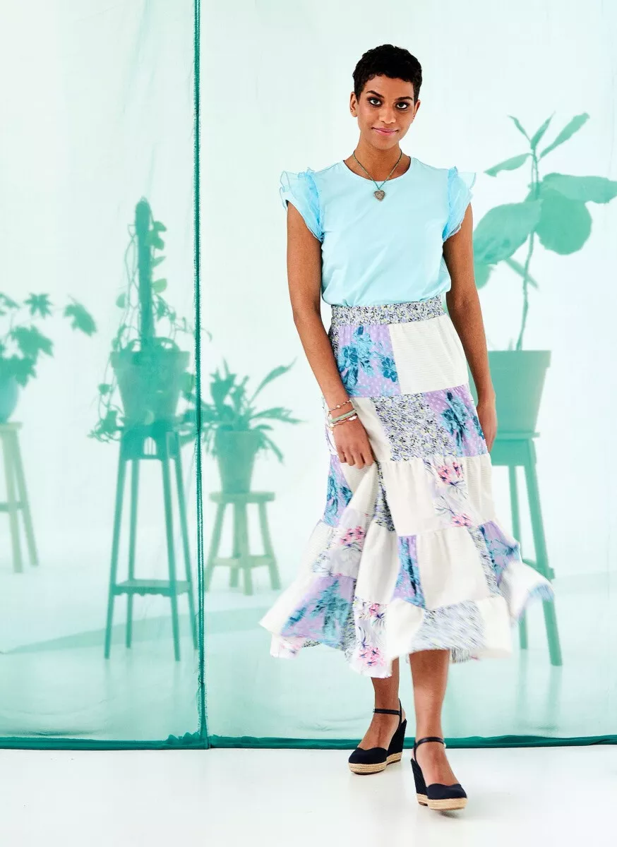 Lila polyester voile met turquoise bloemen van Knipmode