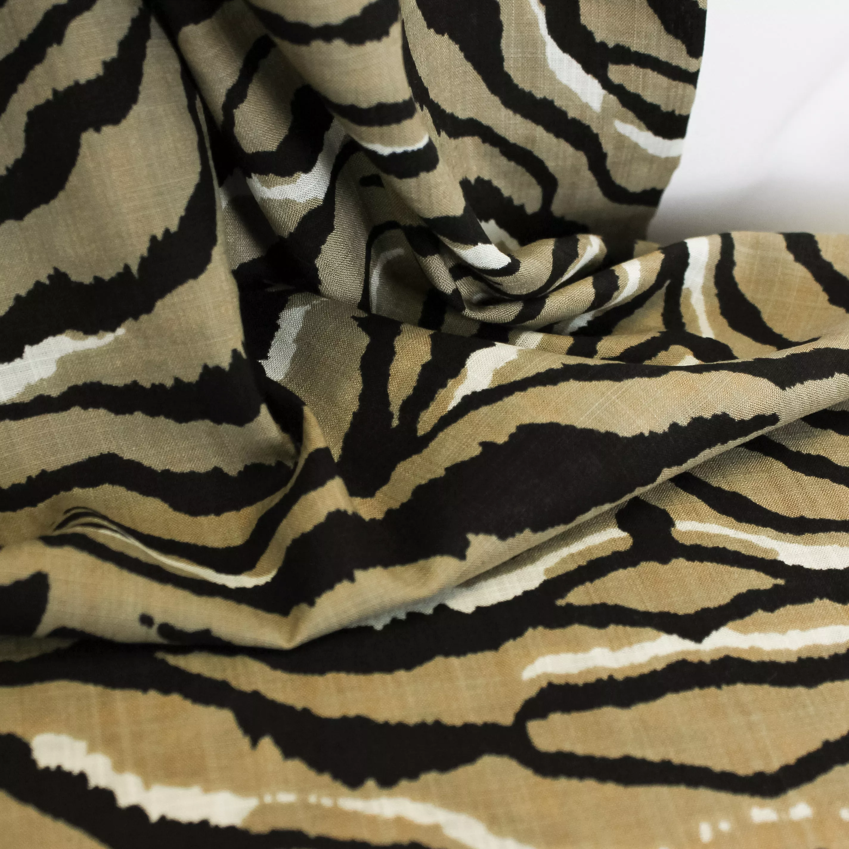Bruine katoen / viscosemengeling met dierenprint van B*Trendy