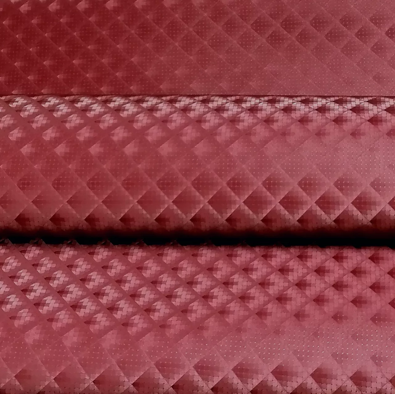 Bordeaux imitatieleer (PU leer) met diamant motief met stoffen achterzijde