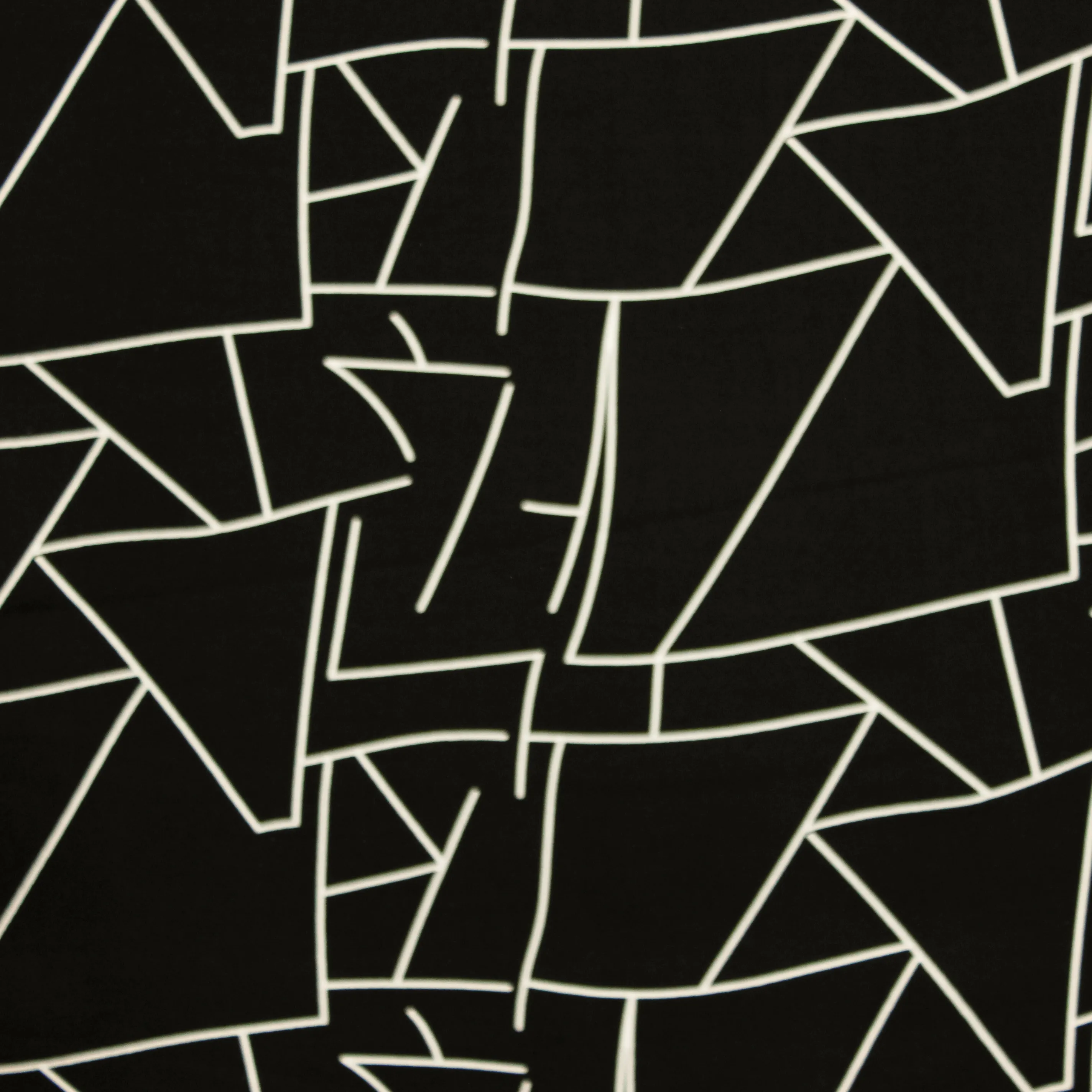 Zwarte viscose met wit abstracte lijnen patroon van Stitched by You magazine #14 zomer 2022