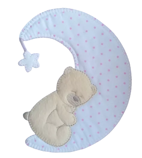 Applicatie - beige beer liggend op een wit met roze gestipte maan - 12 x 14 cm