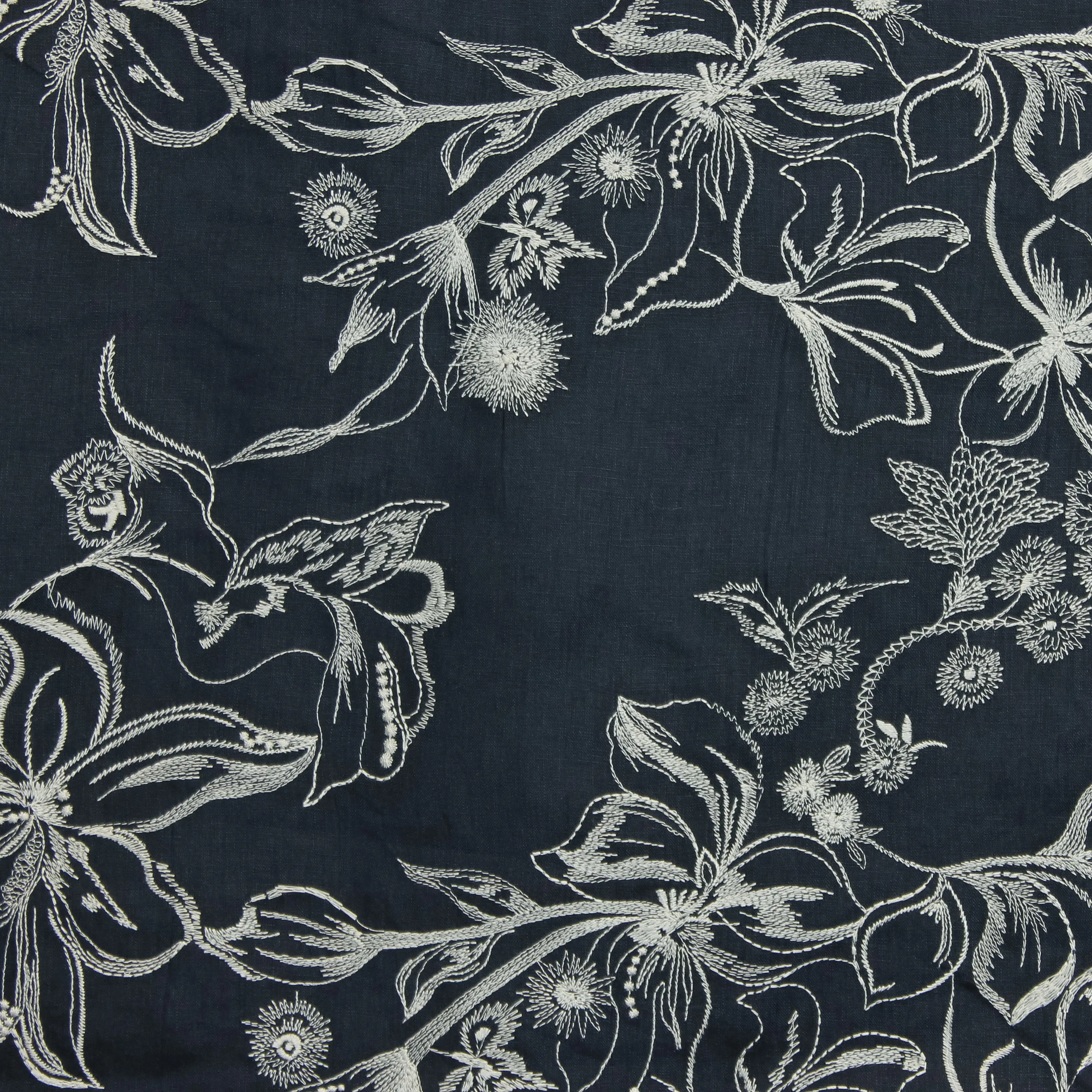 Linnen donkerblauw met geborduurde bloemen