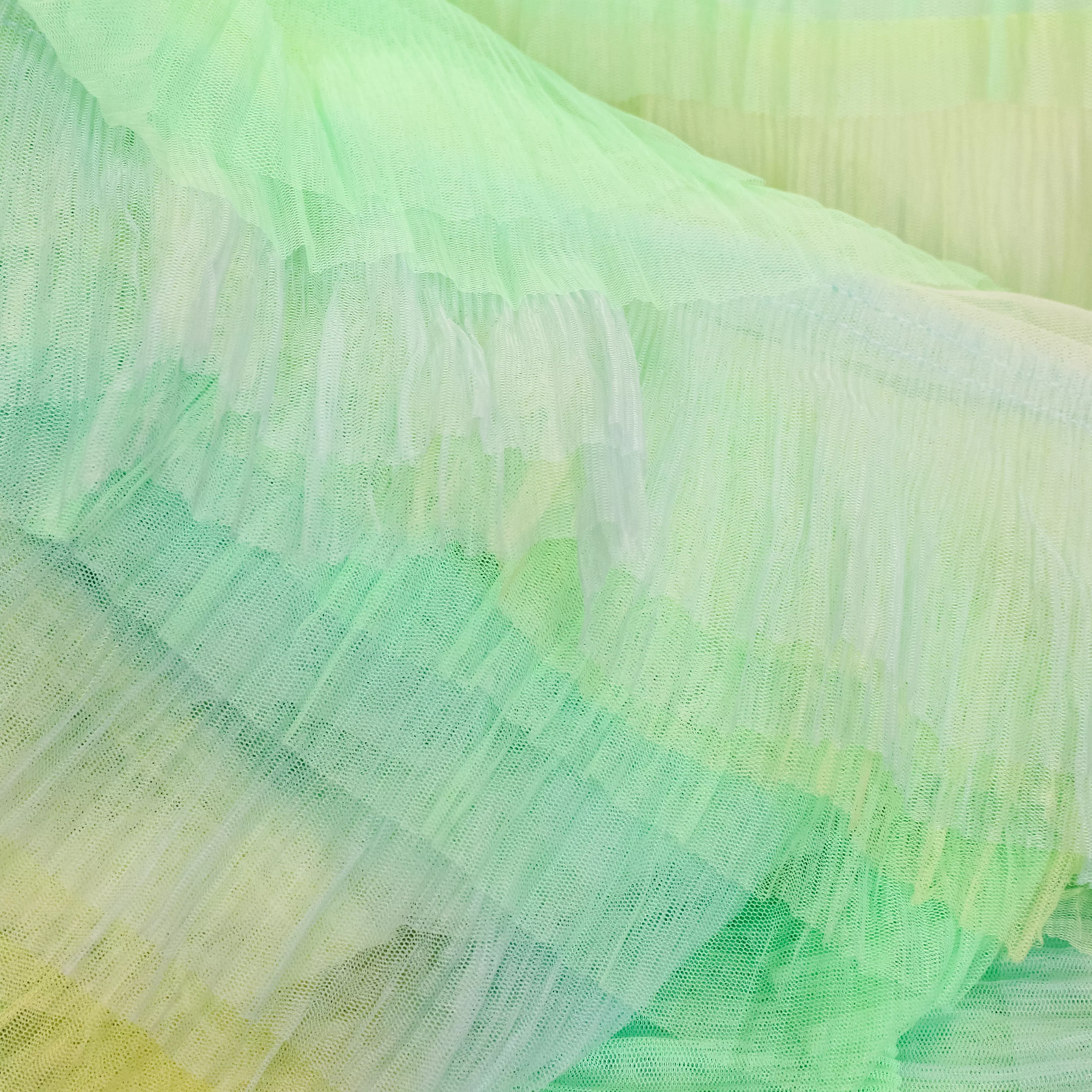 Kleurrijke tule met verschillende laagjes geel-groen-blauw