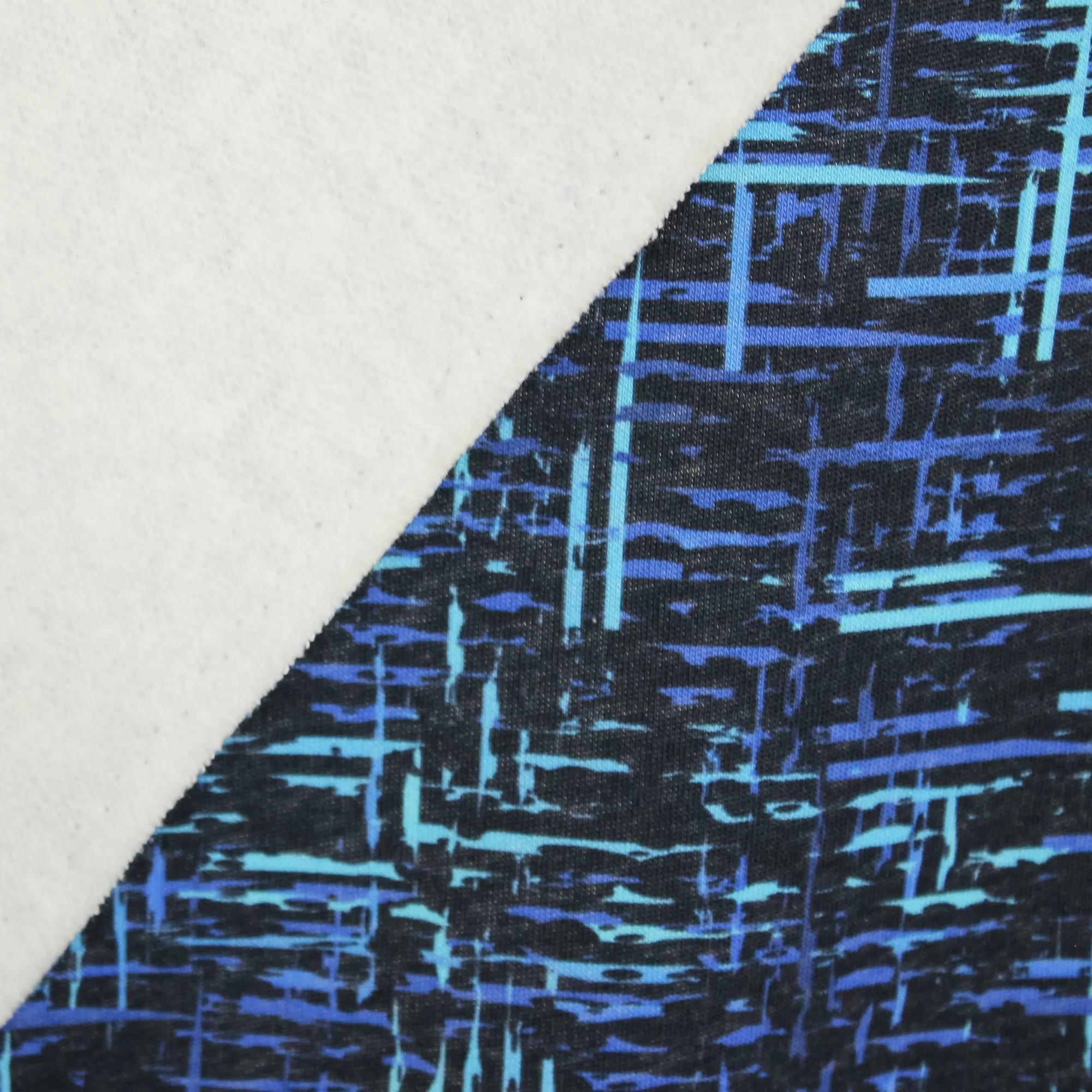 Sweaterstof met blauw patroon en zachte achterkant