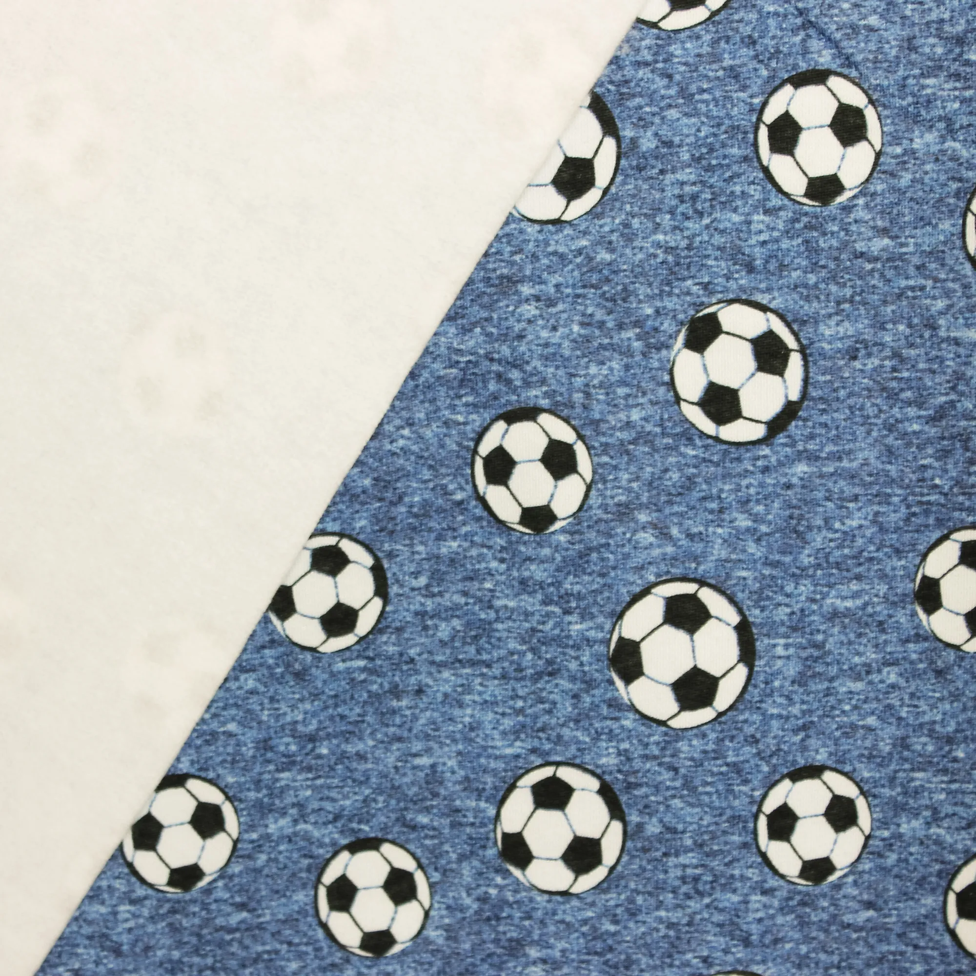 Sweaterstof met voetballen en zachte achterkant