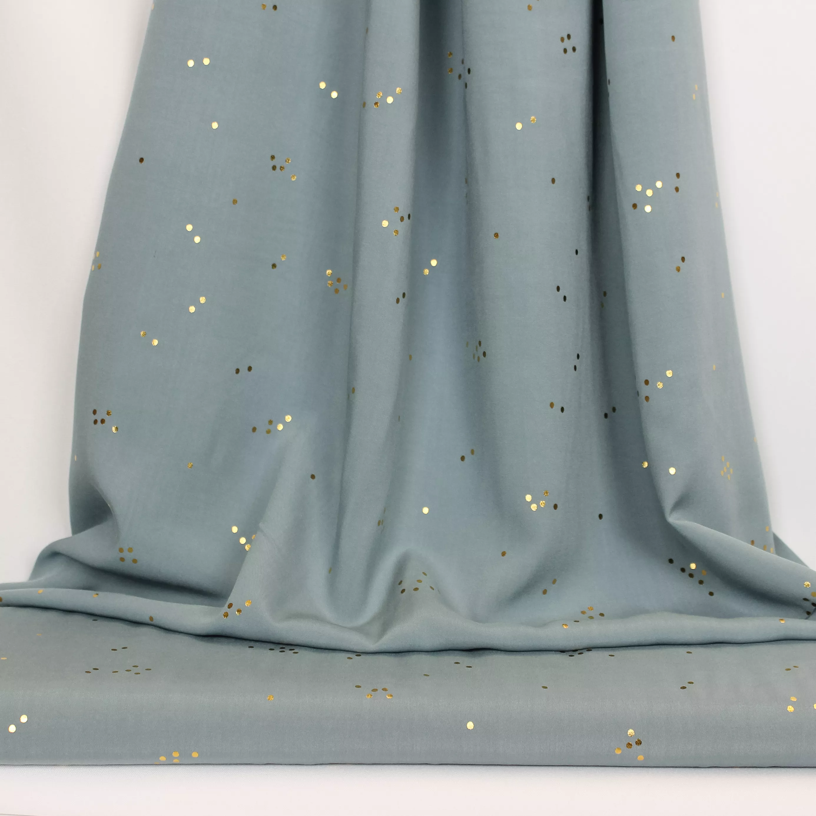 Lichtblauwe viscose met kleine gouden stipjes